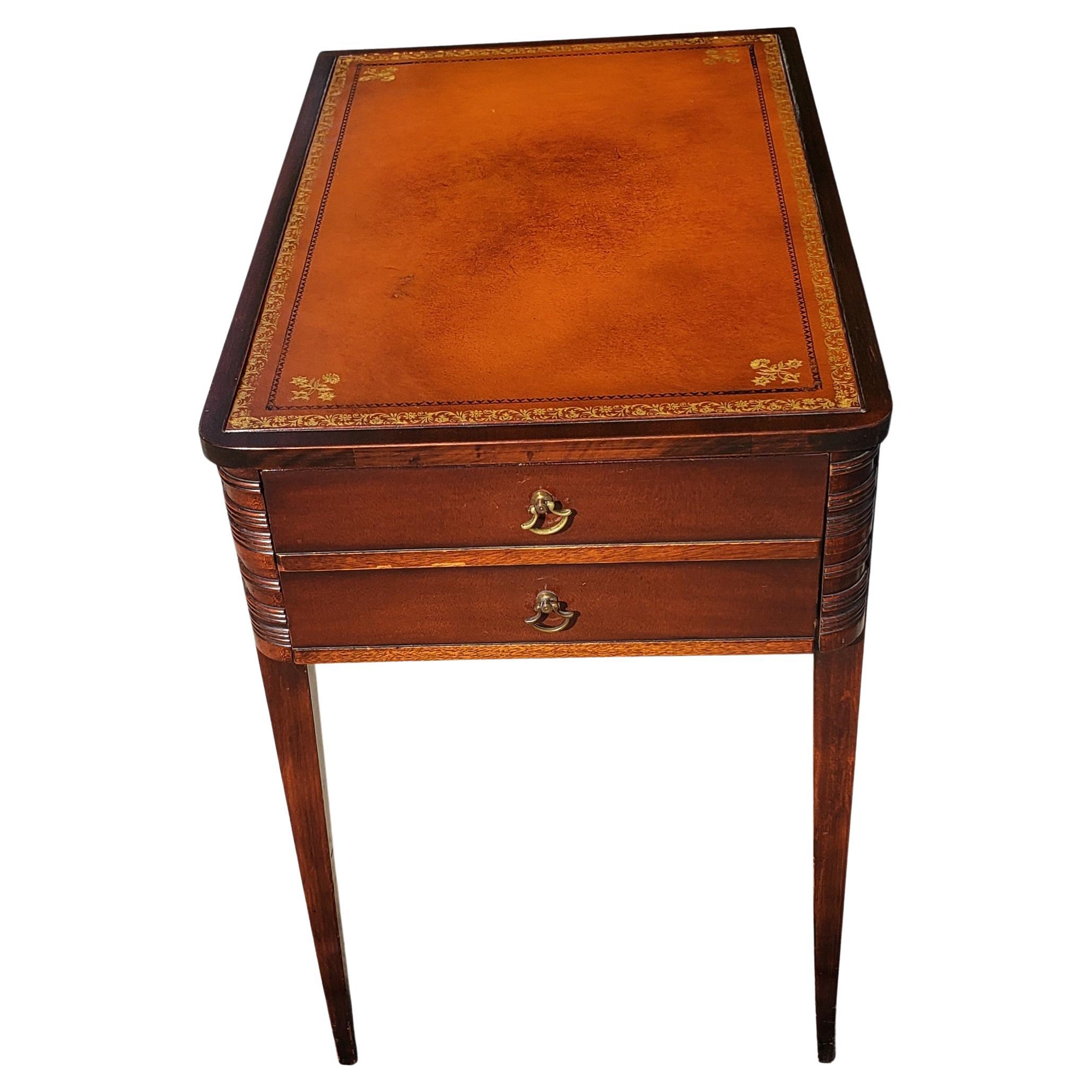 Beautiful American Regency side table. Mahogany wood. One large drawer with 2 drop pulls. Leather top with gold stenciling in good vintage condition.



W3L050122.