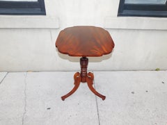 Candelero festoneado de caoba de la Regencia Americana con tapa basculante y patas separadas, c. 1810