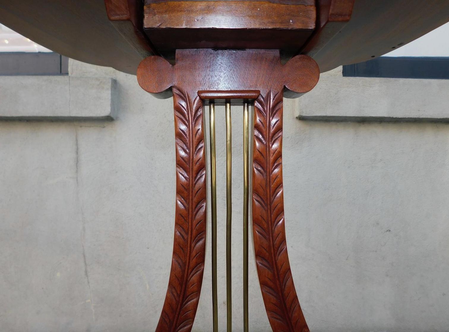 Début du XIXe siècle Chandelier en acajou de style Régence américaine à plateau basculant et à lyre festonnée avec pieds en forme de pattes, 1815 en vente