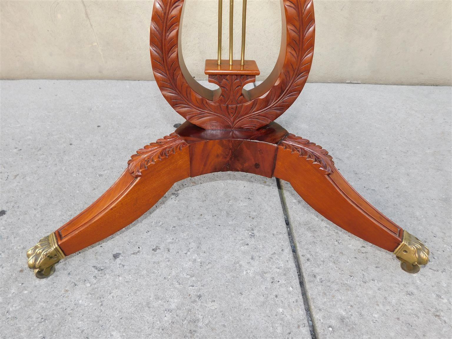 Laiton Chandelier en acajou de style Régence américaine à plateau basculant et à lyre festonnée avec pieds en forme de pattes, 1815 en vente