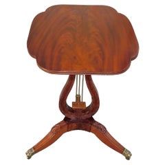 Amerikanische Regency Mahagoni Tilt Top Scalloped Lyre Kerzenständer w / Paw Feet, 1815