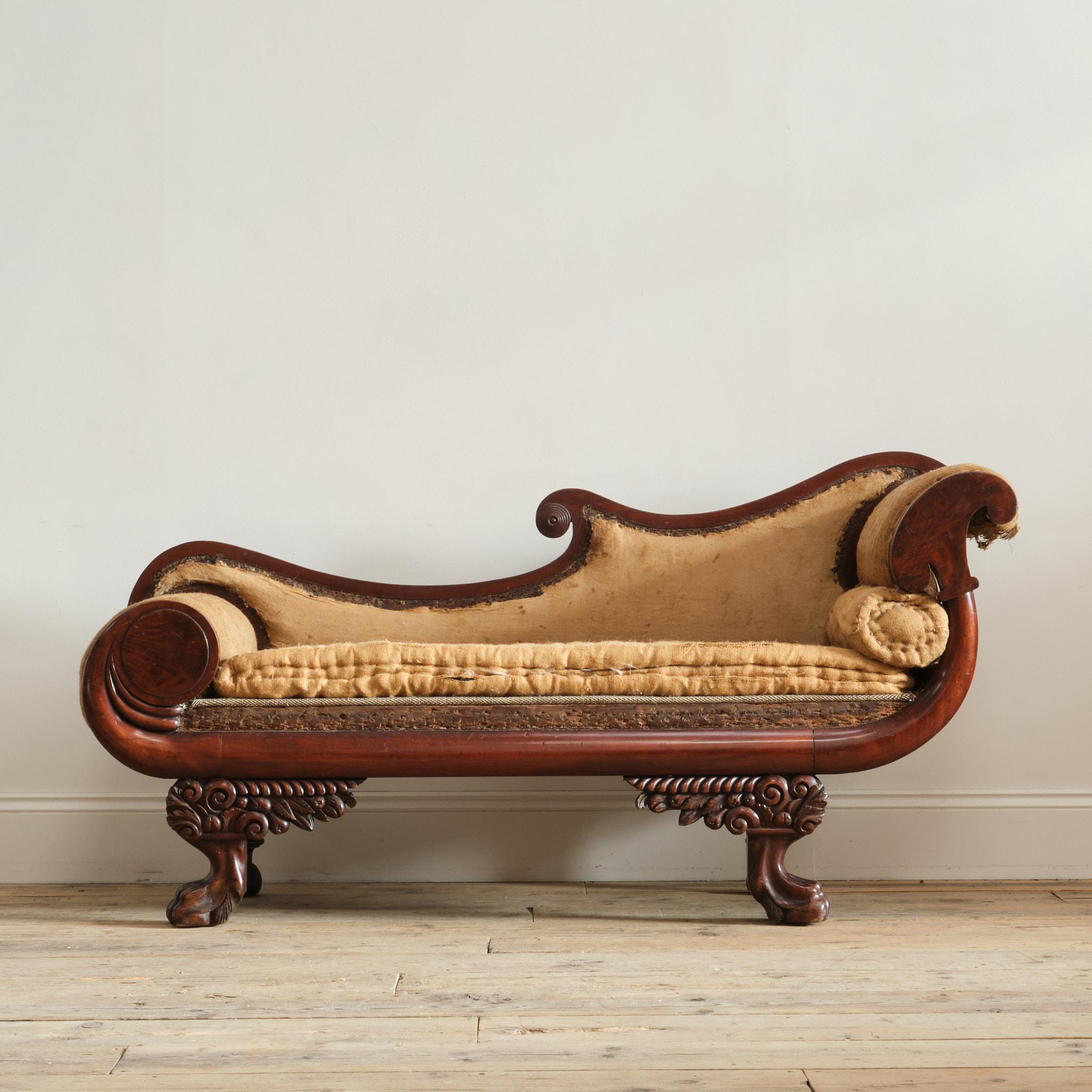 Una piccola Chaise Longue Recamier di epoca Regency americana. Sollevato su piedi anteriori a zampa intagliata e zampe posteriori tornite. Il legno della parte anteriore è in mogano, con una cornice in pino. Sul retro del pezzo c'è un'iscrizione che