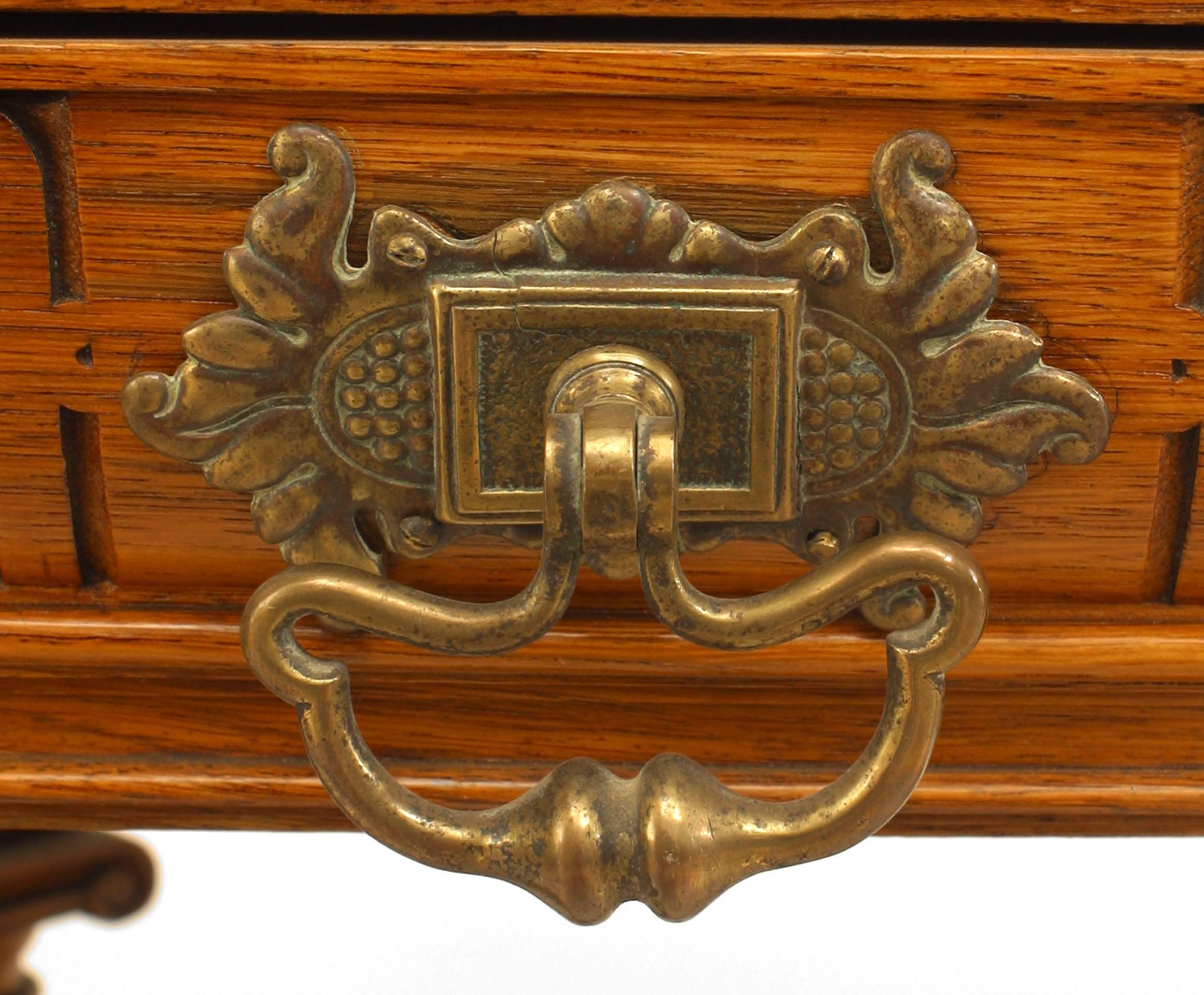 American Renaissance Revival Victorian Oak End Table In Good Condition For Sale In New York, NY