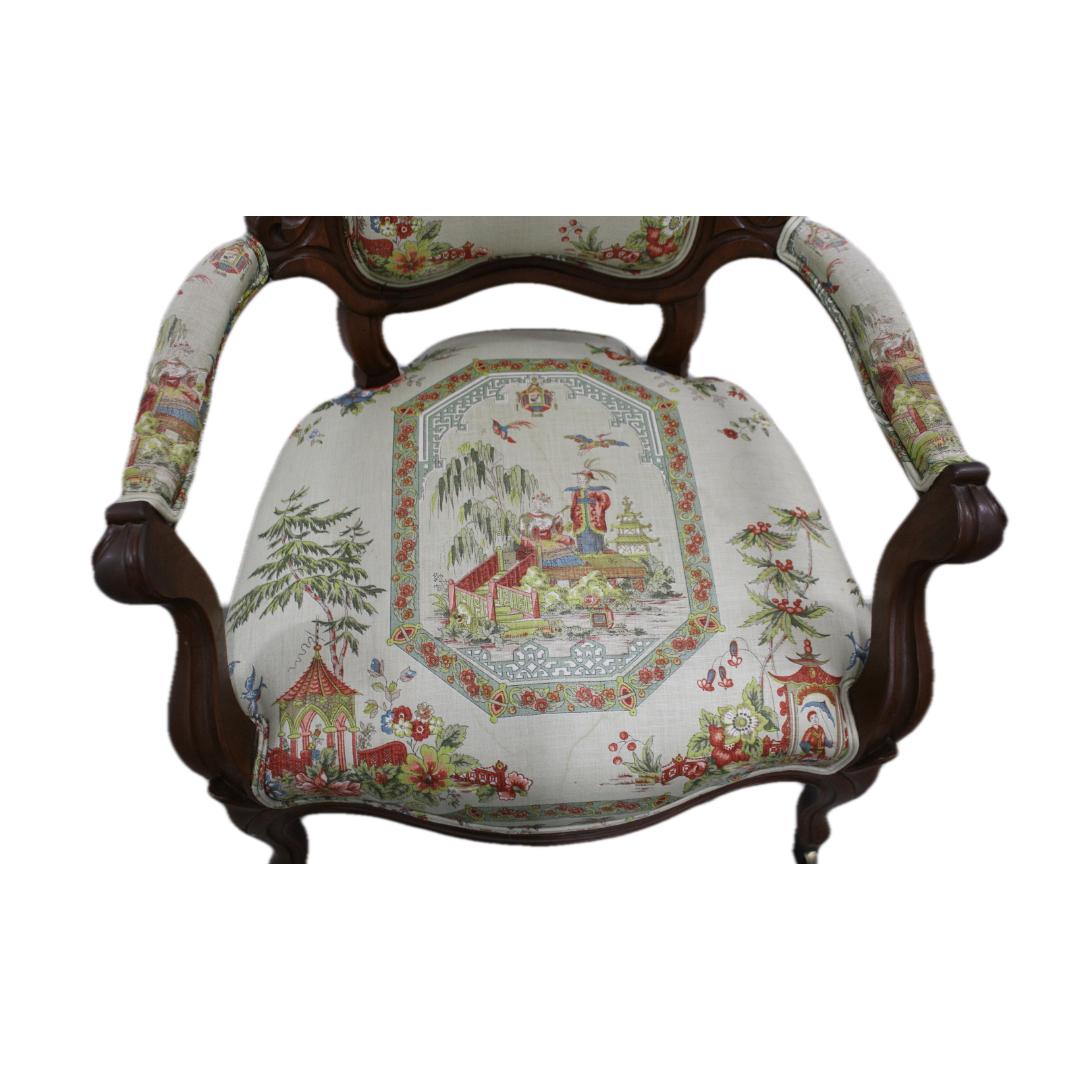 Sillón con Respaldo Globo Renacimiento Americano Nogal en Bueno estado para la venta en San Francisco, CA