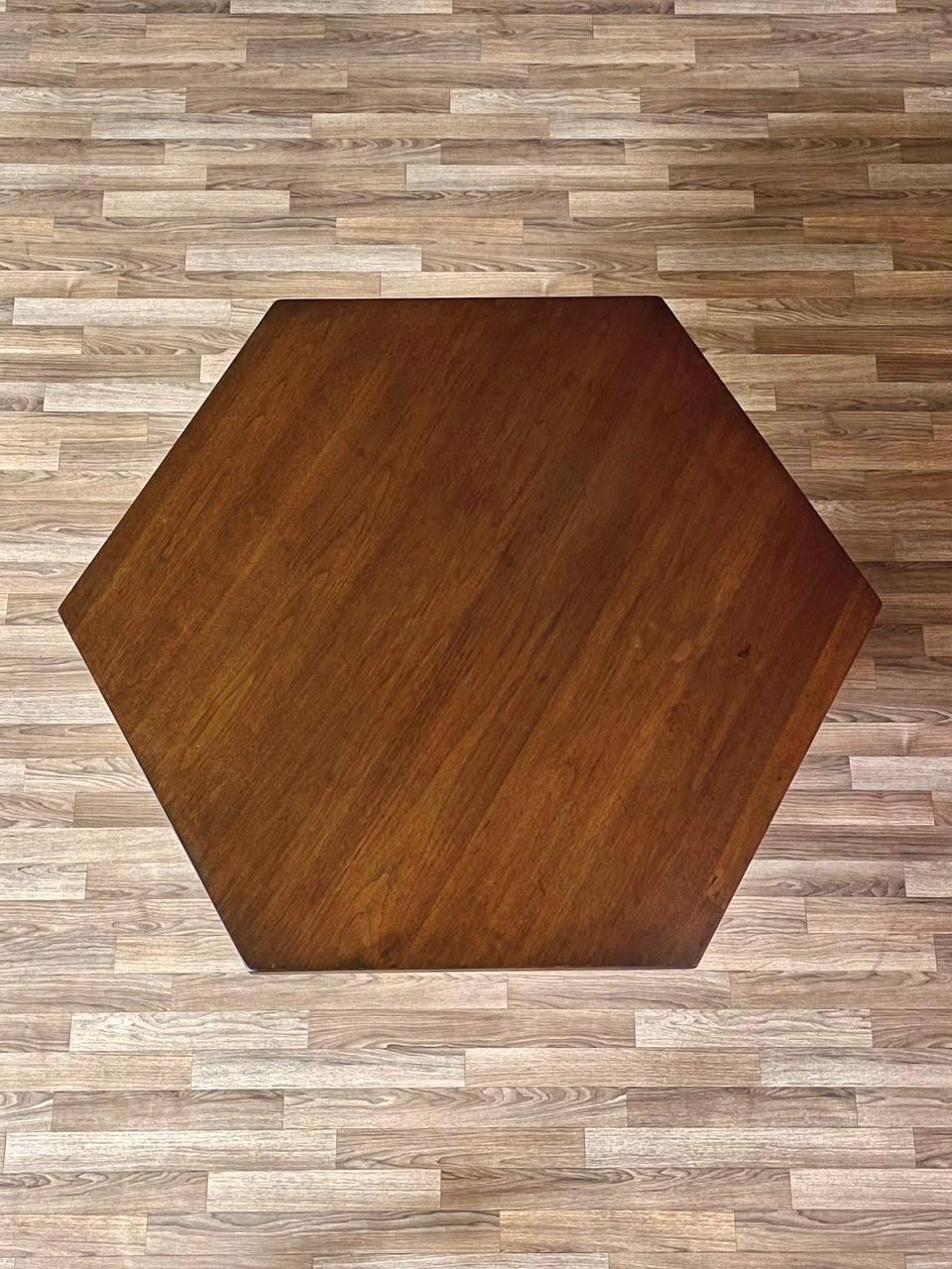 American Revival Mahogany Hexagonal Table by Riner Furniture Estadounidense en venta