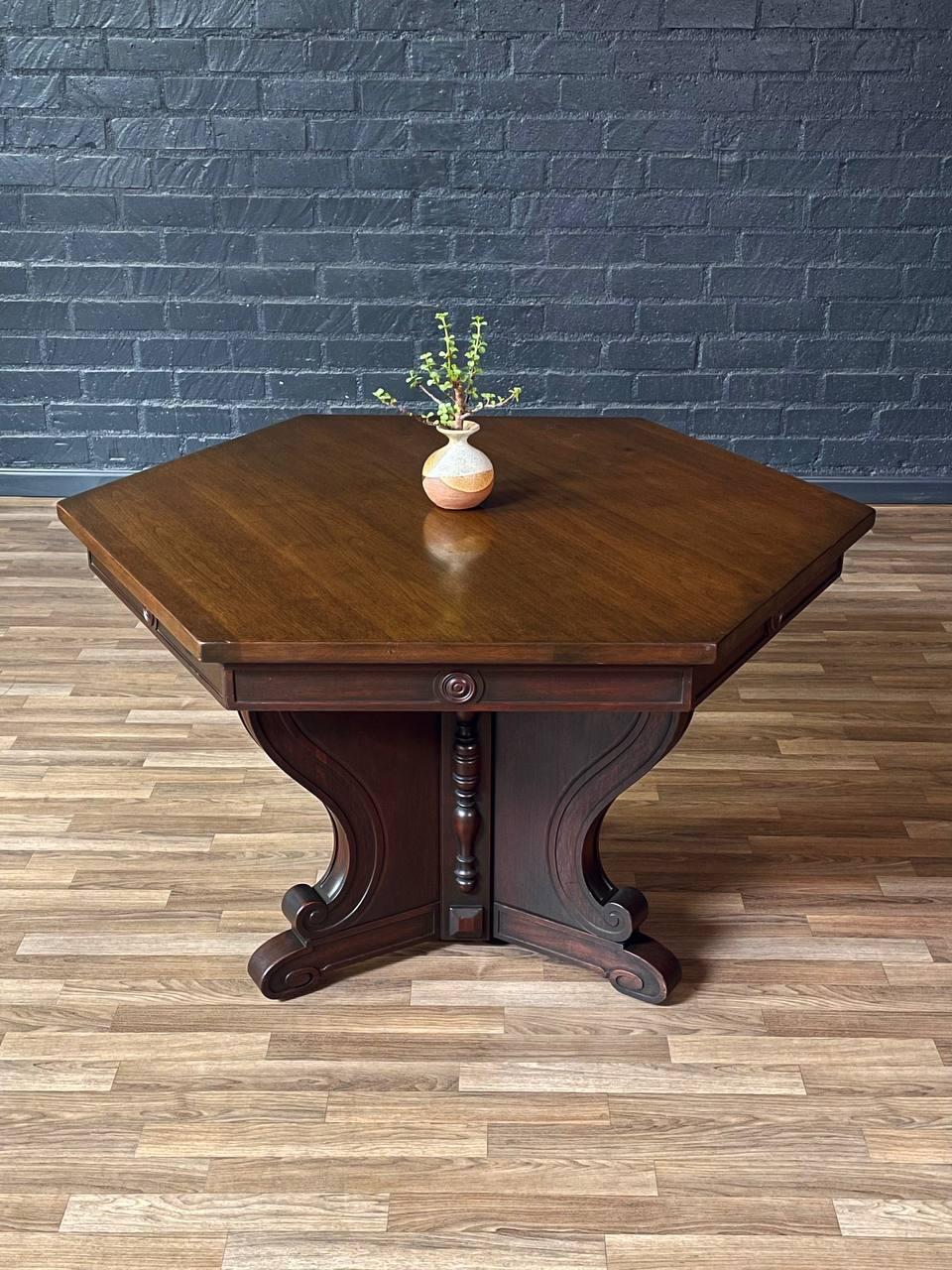 American Revival Mahogany Hexagonal Table by Riner Furniture en Bueno estado para la venta en Los Angeles, CA