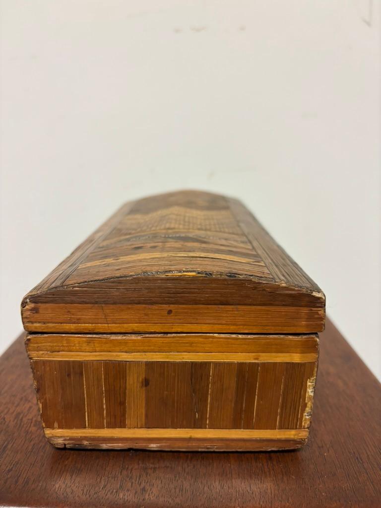 Manufatto di Valley Forge della Guerra di Rivoluzione del XVIII secolo, una scatola da lavoro in paglia con cerniere in pelle con un'etichetta sul fondo che recita:

