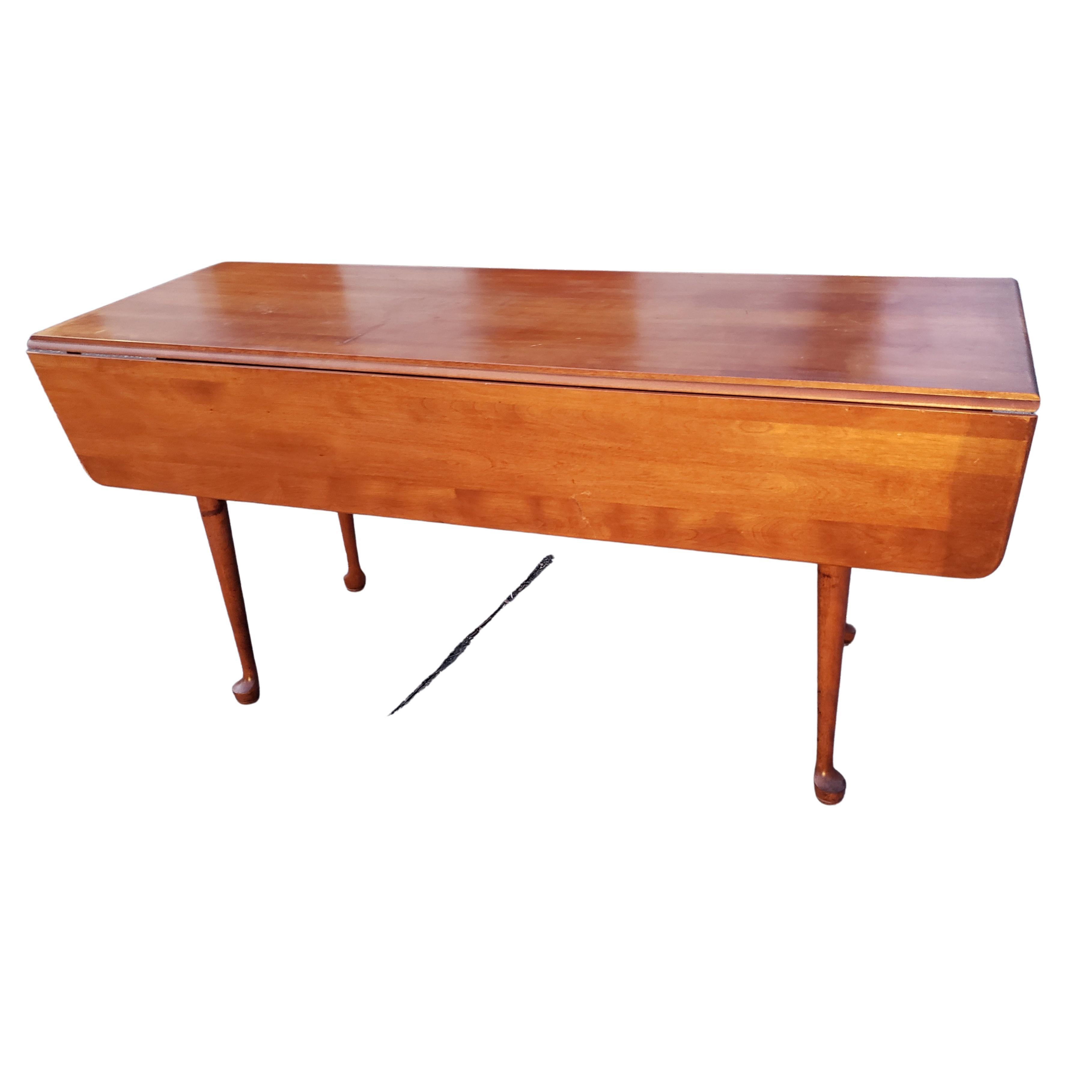 American Cottage drop leaf dining table in solid maple from the 1960s.
This style of table is known as cottage diner table because it is space saving with the leaves down and opens to a large dining table when needed

The table has a solid well