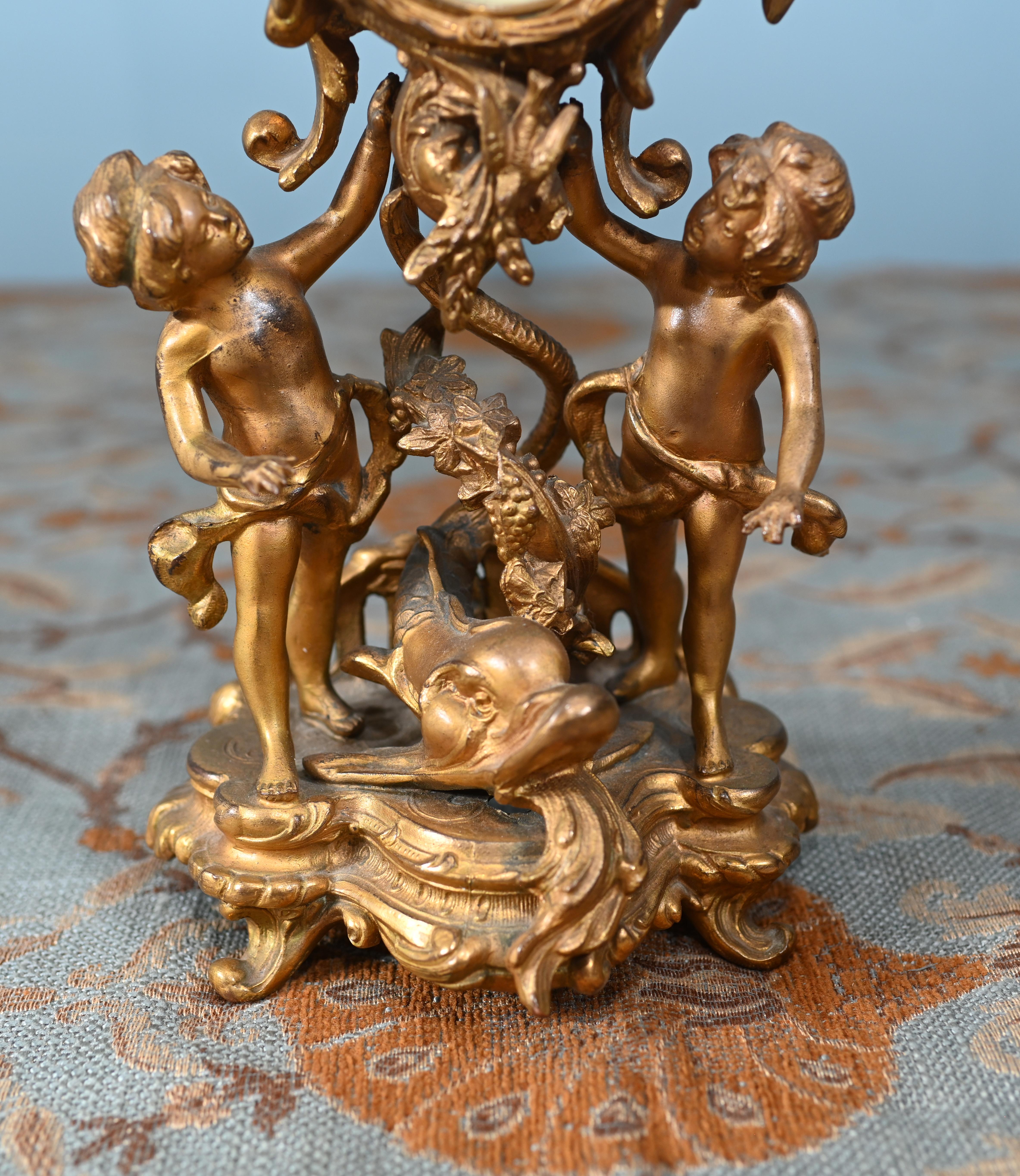 Se trata de un reloj de chimenea americano de bronce dorado (ormolu), exuberantemente decorado al estilo del renacimiento rococó
Alrededor de 1920
Caja de bronce dorado (ormolu) con un rico tono dorado
Esfera esmaltada con números árabes negros y