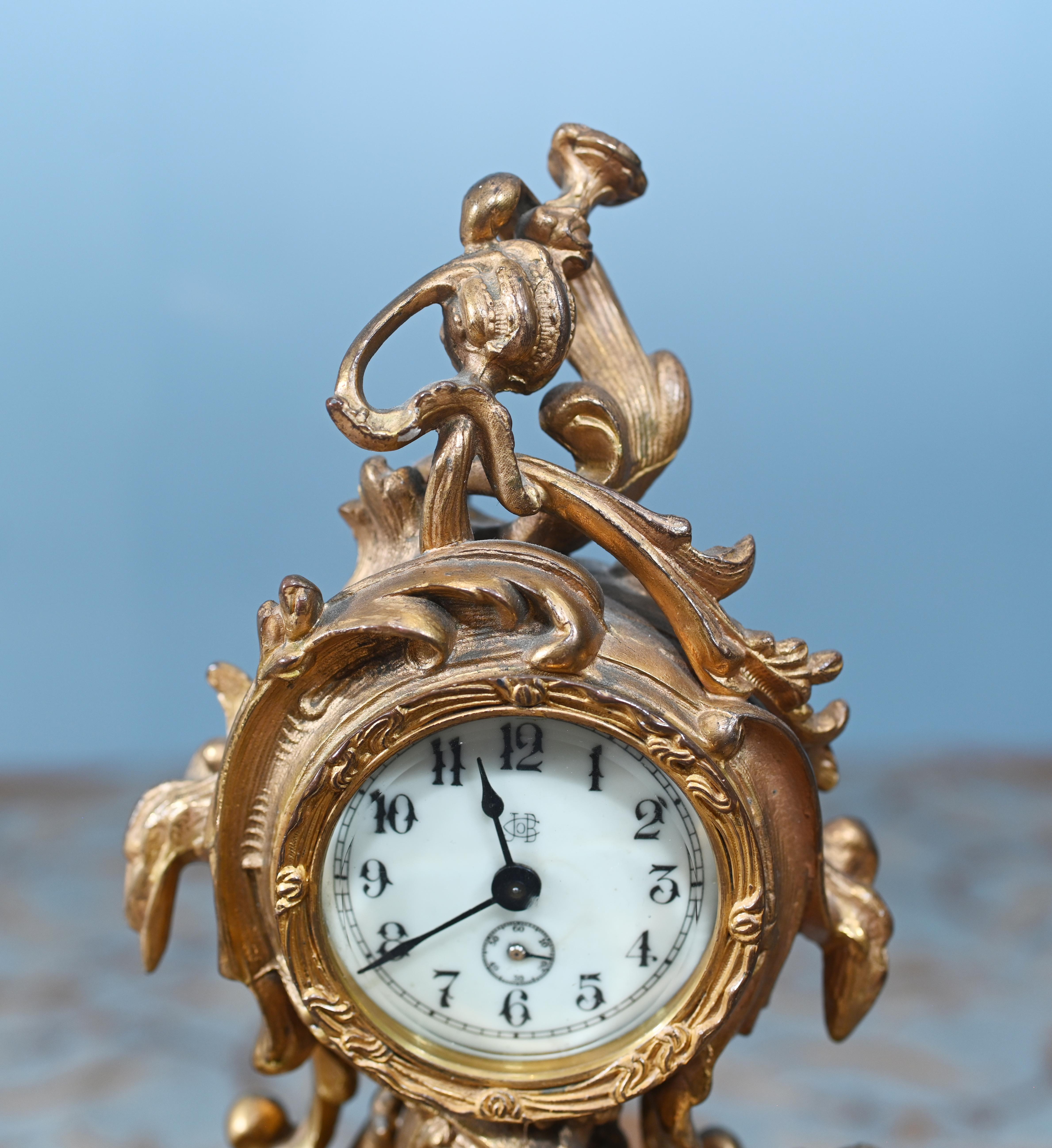 Reloj de chimenea dorado rococó americano Querubín imperio estadounidense en venta