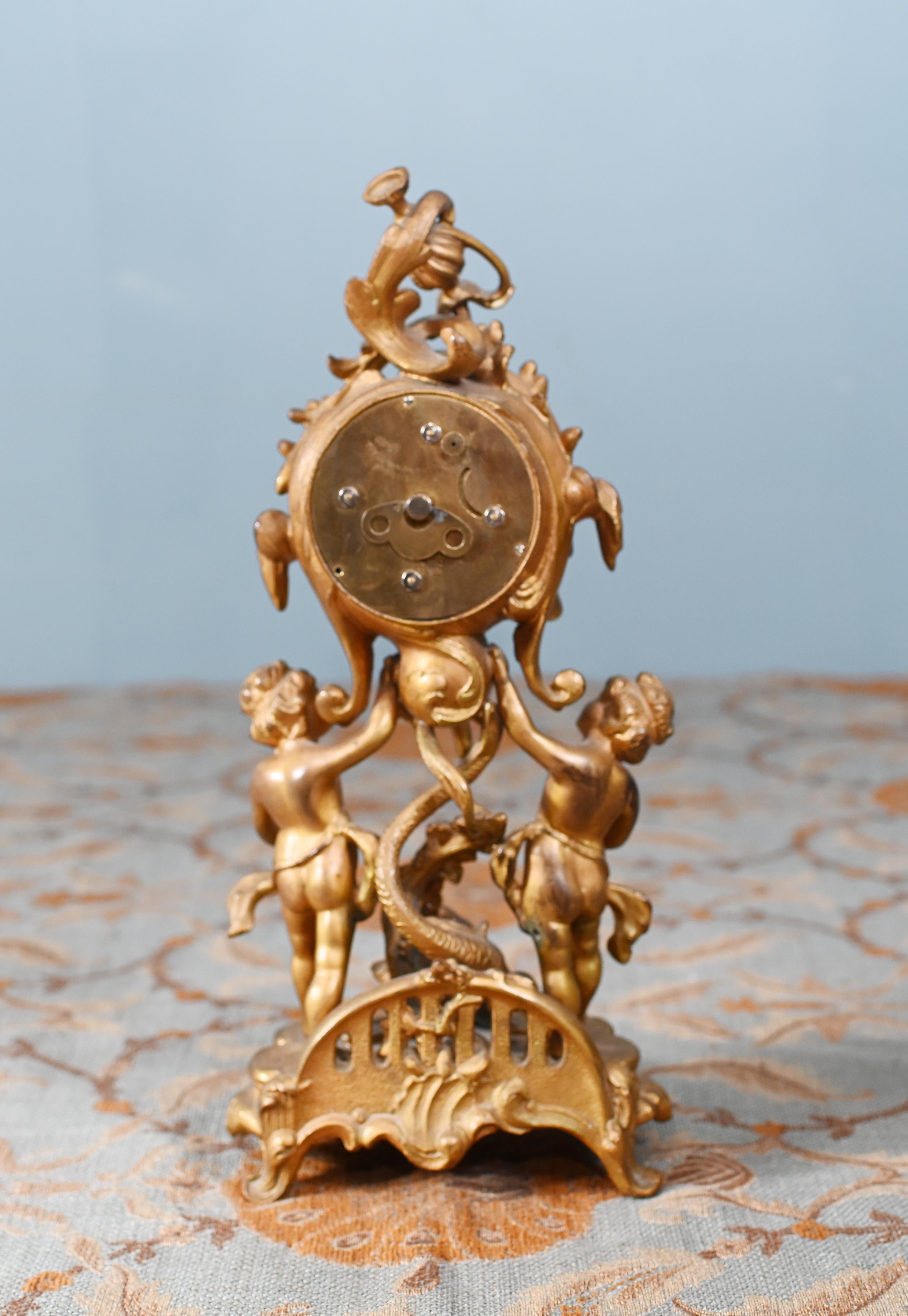 Reloj de chimenea dorado rococó americano Querubín principios del siglo XX en venta
