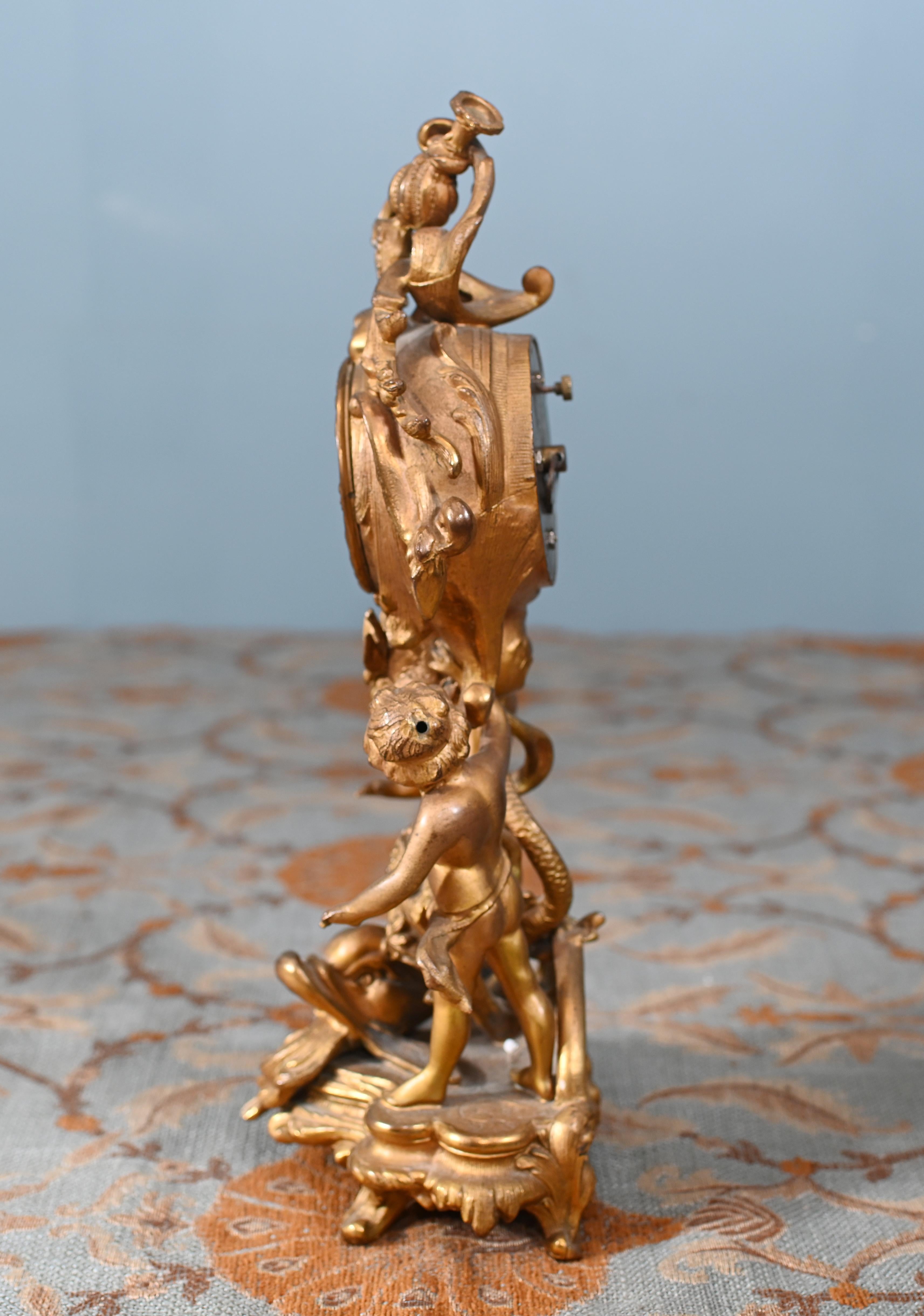 Reloj de chimenea dorado rococó americano Querubín Bronce en venta