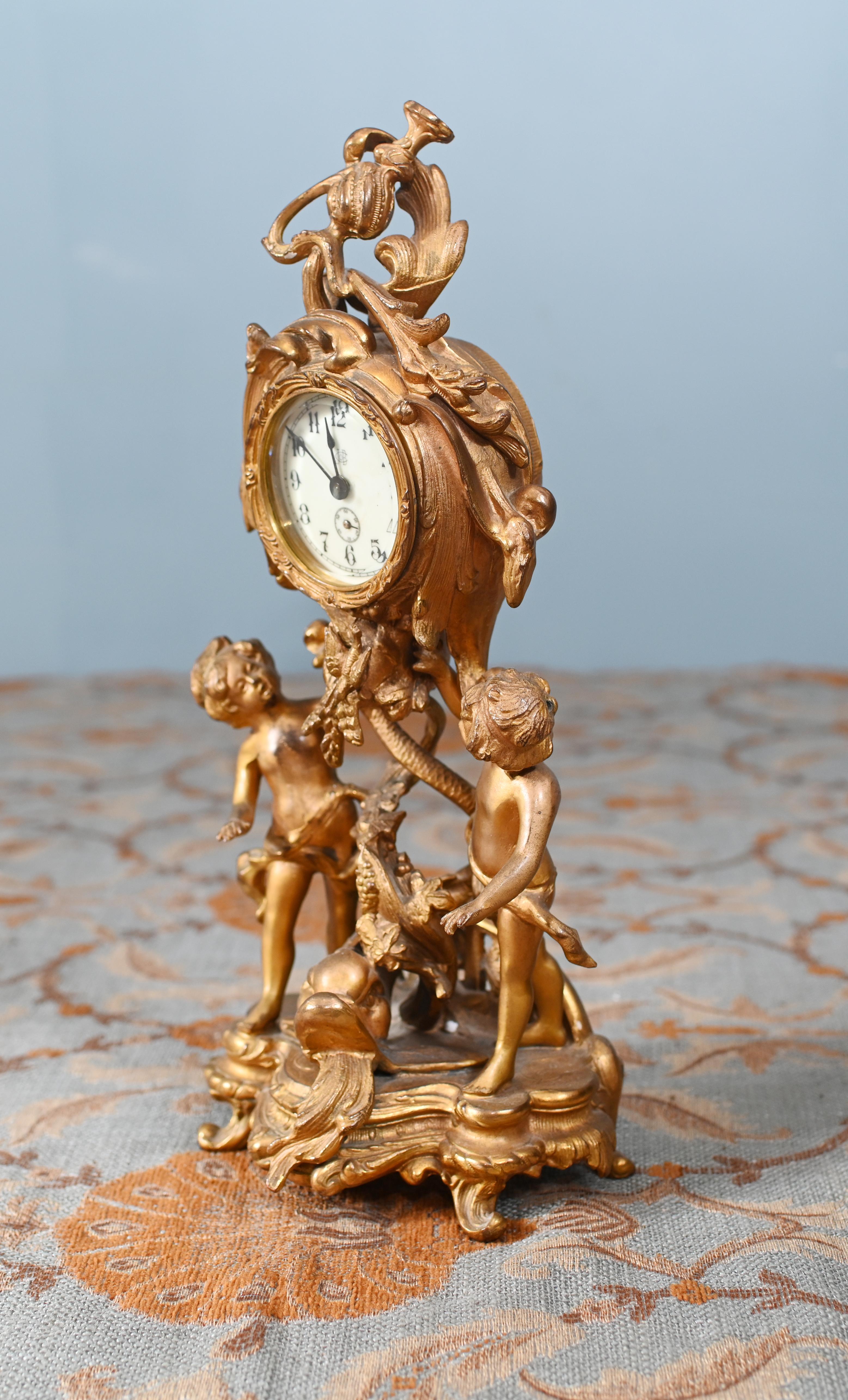 Reloj de chimenea dorado rococó americano Querubín en venta 1