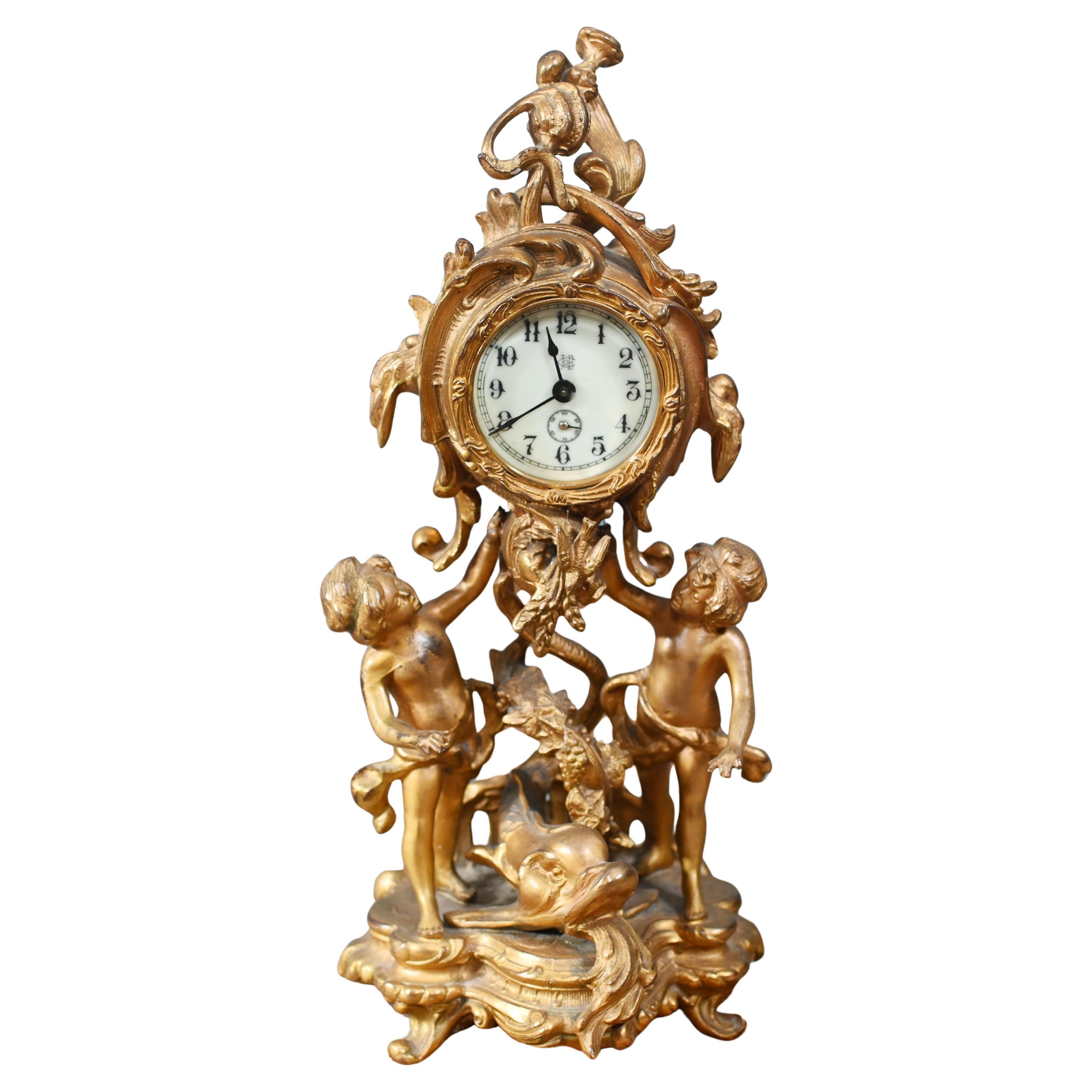Reloj de chimenea dorado rococó americano Querubín en venta