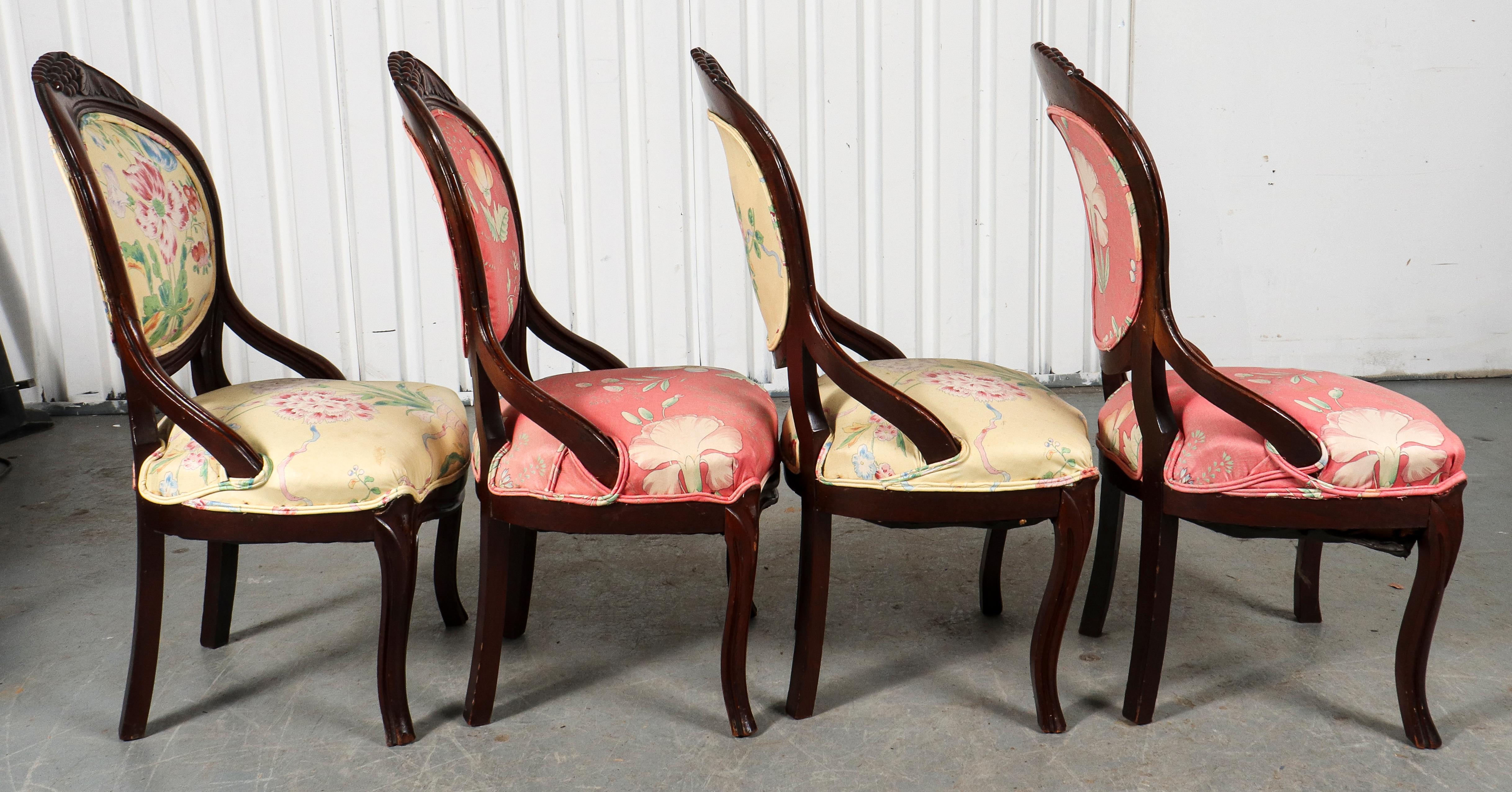 Tissu d'ameublement Chaises en bois de style Revive rococo américain en vente