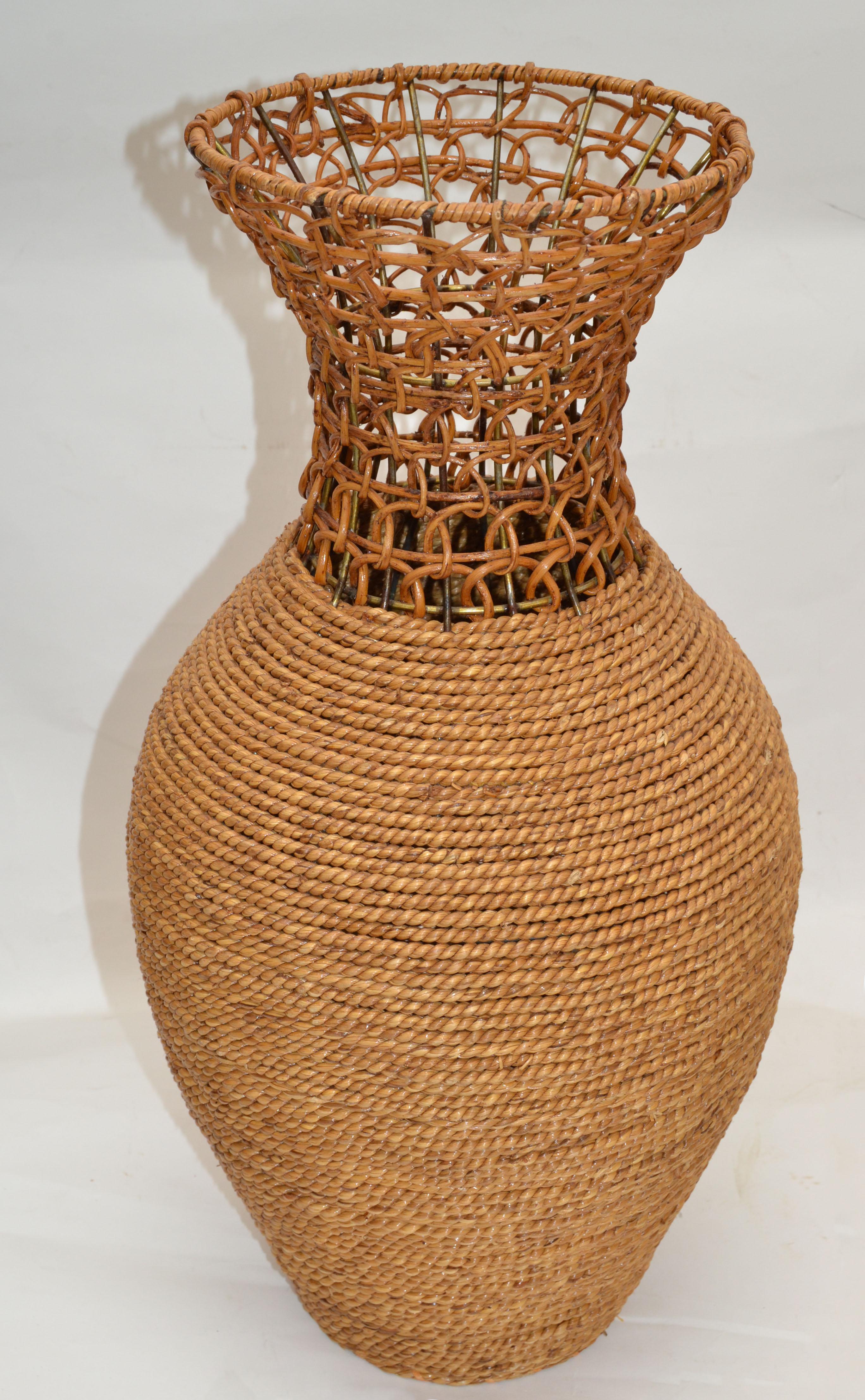 Handwoven American rope and reed Bohemian vase.
Mid-Century Modern from the 1970.
No markings.