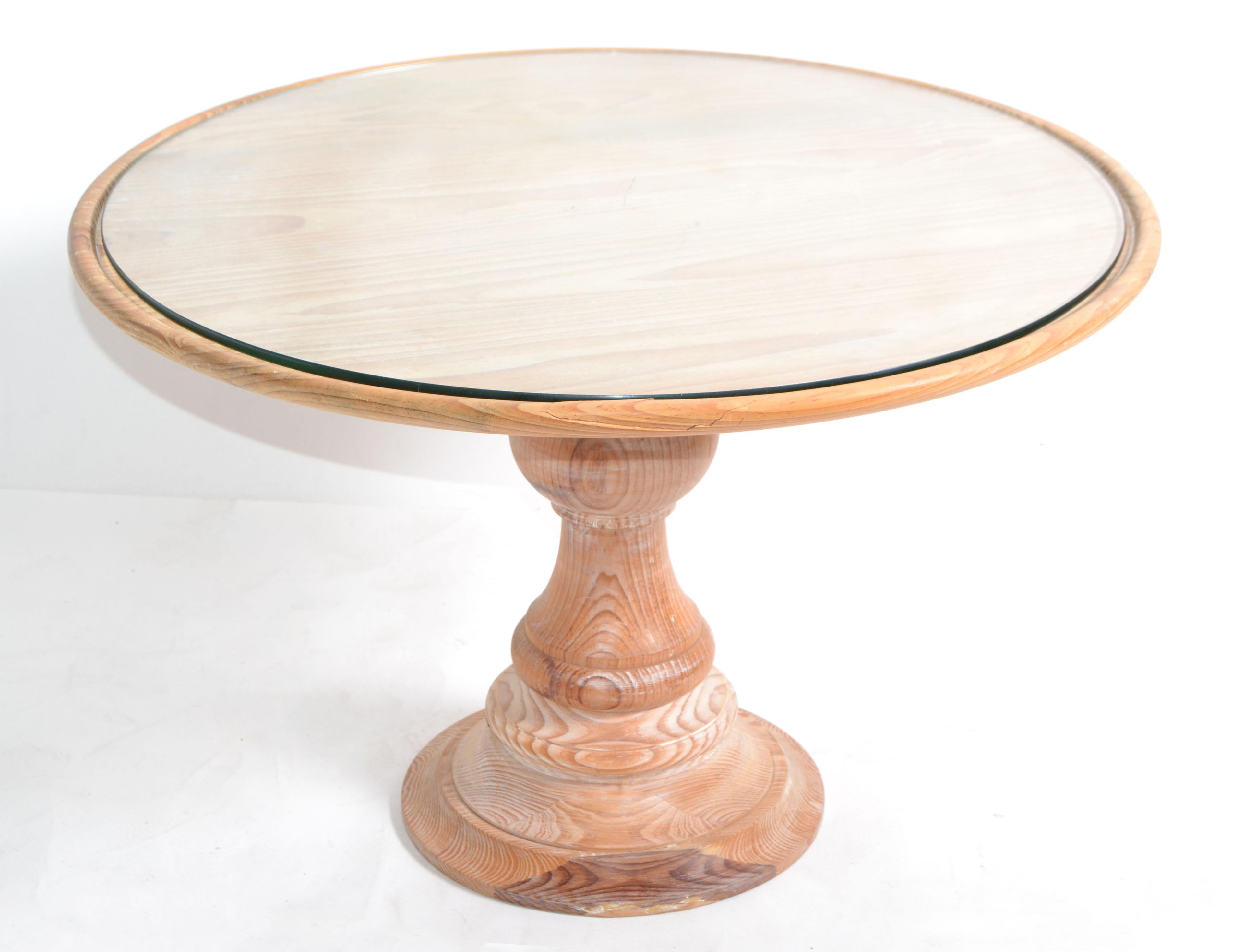Mid-Century Modern American bleached oak coffee table with round 1/2-inch glass top.
The table is hand carved and made out of one piece of oak wood.
Note the beautiful organic grain pattern.
Heavy and sturdy craftsmanship.