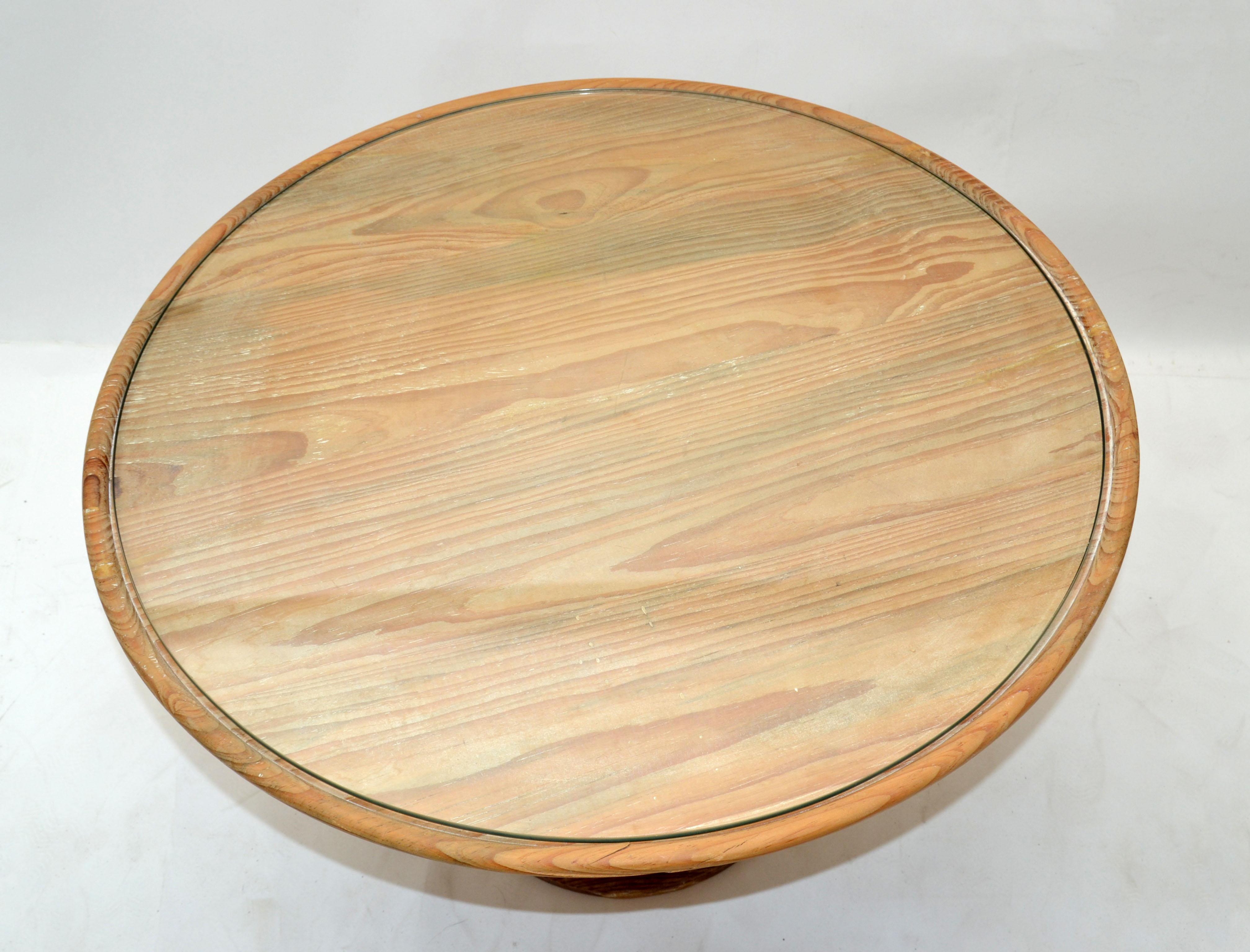 American Round Mid-Century Modern Turned Bleach Oak Wood & Glass Coffee Table In Good Condition For Sale In Miami, FL