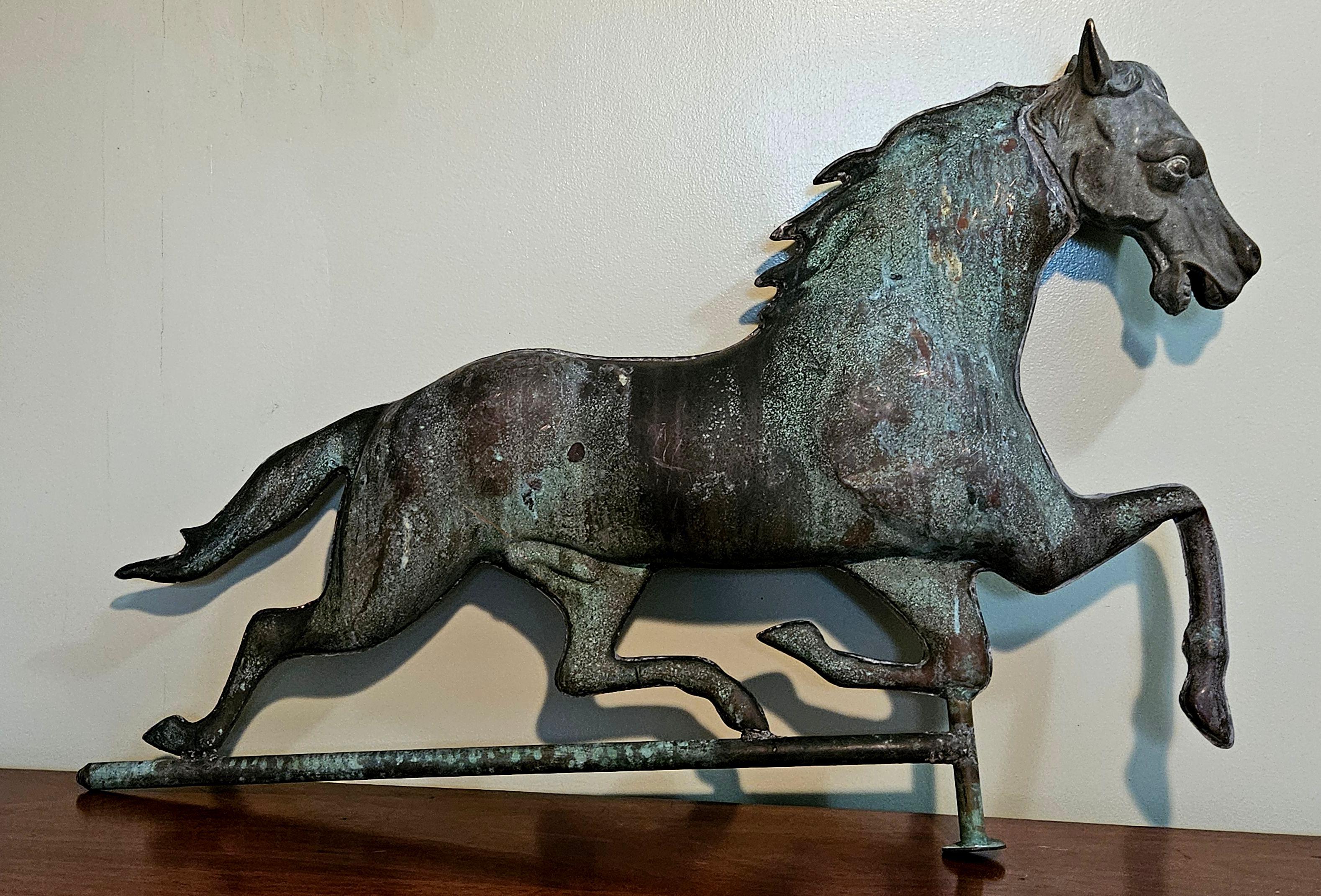 Una banderuola americana del XIX secolo con cavallo in corsa a corpo intero di E. G. Washburne & Co. Realizzata con un'attenzione meticolosa ai dettagli, questa banderuola mette in mostra la notevole abilità artistica e l'ingegno del suo tempo. La