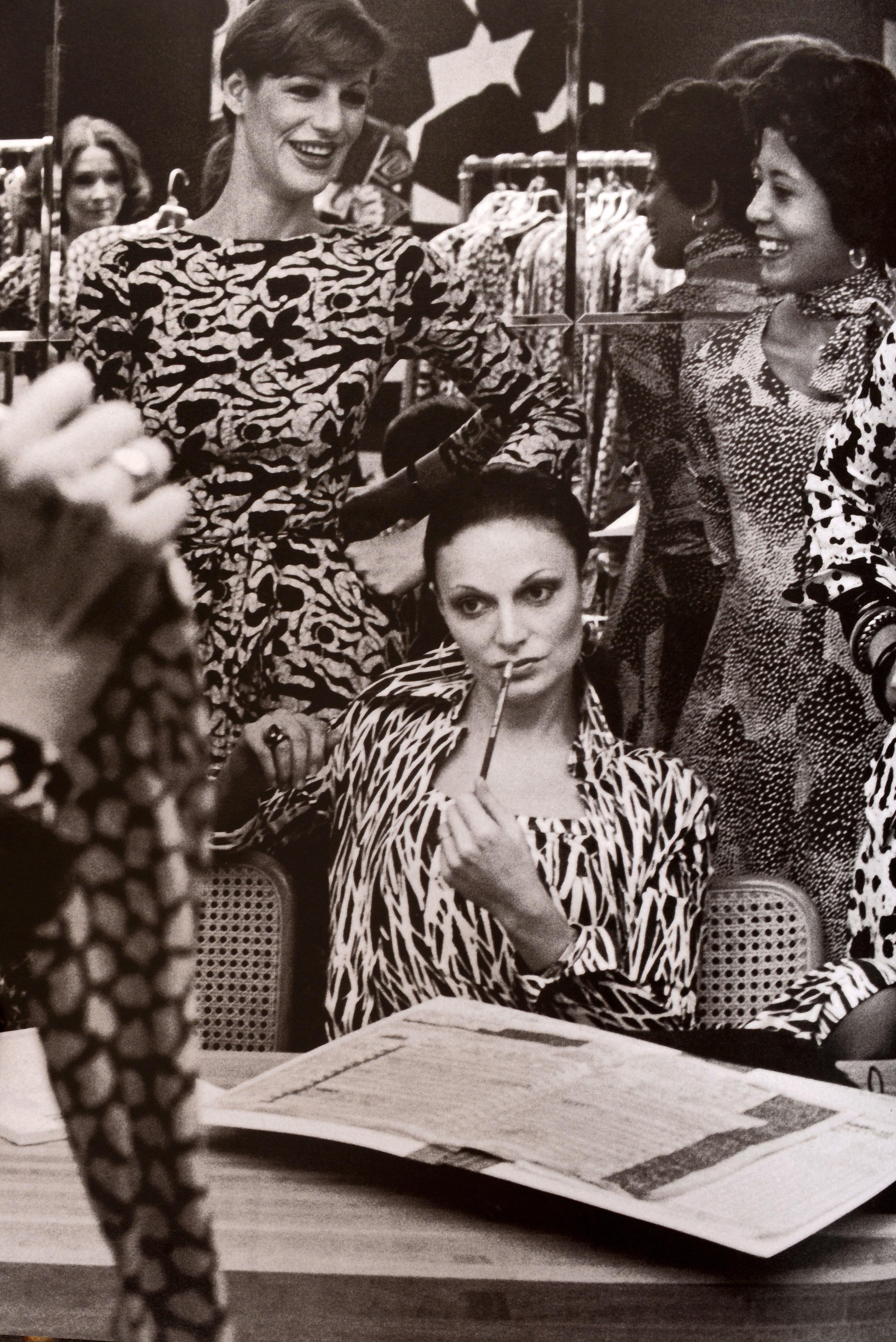 American Runway : 75 Years of Fashion and the Front Row par Booth Moore et le Council of Fashion Designers of America. Publié par Harry N. Abrams, 2018. 1re édition reliée avec jaquette. La semaine de la mode de New York a rempli de nombreuses