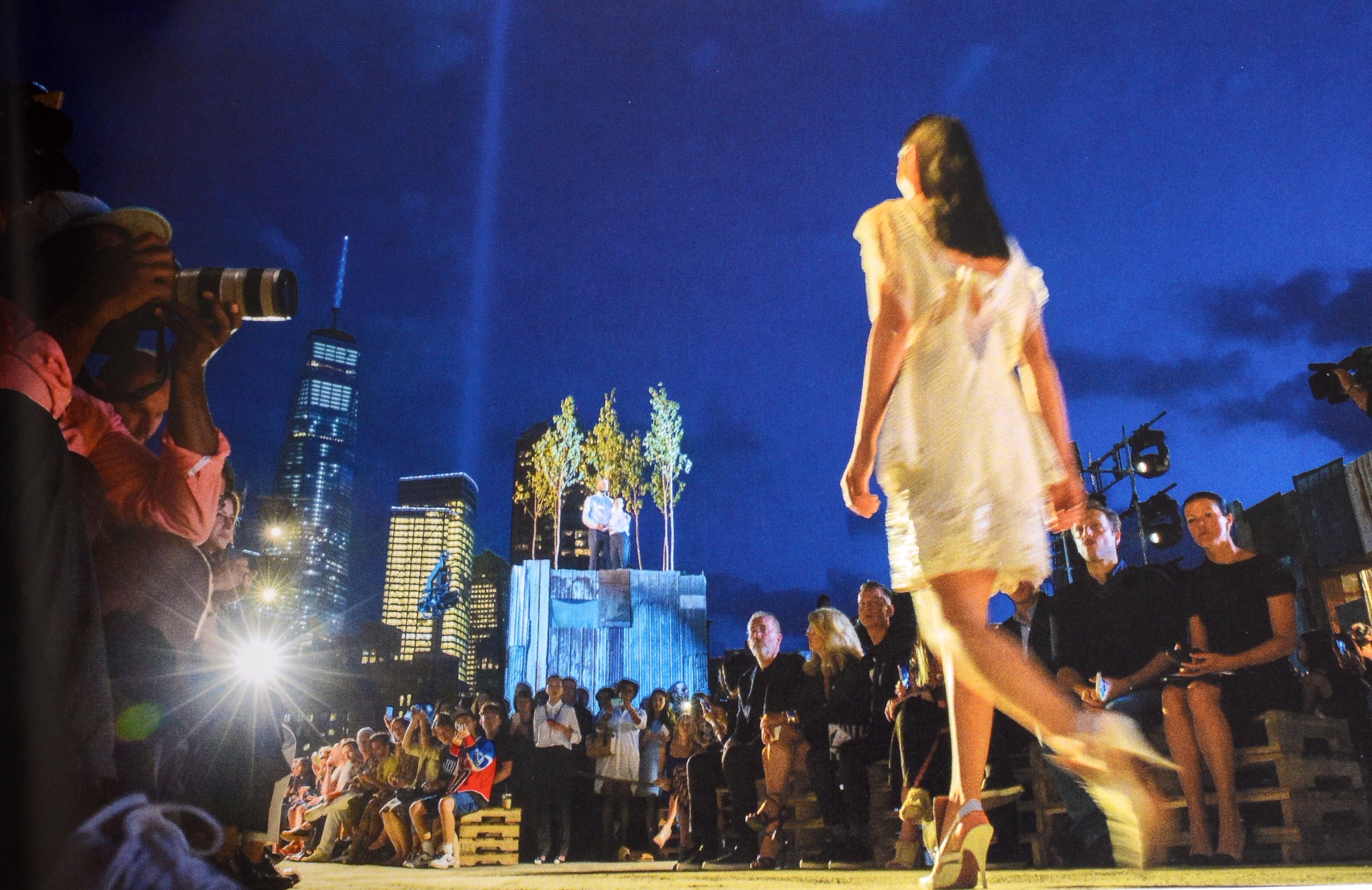 XXIe siècle et contemporain 75 Years of Fashion and the Front Row (75 ans de mode et la rangée de défilés américains) par Booth Moore, 1ère édition en vente