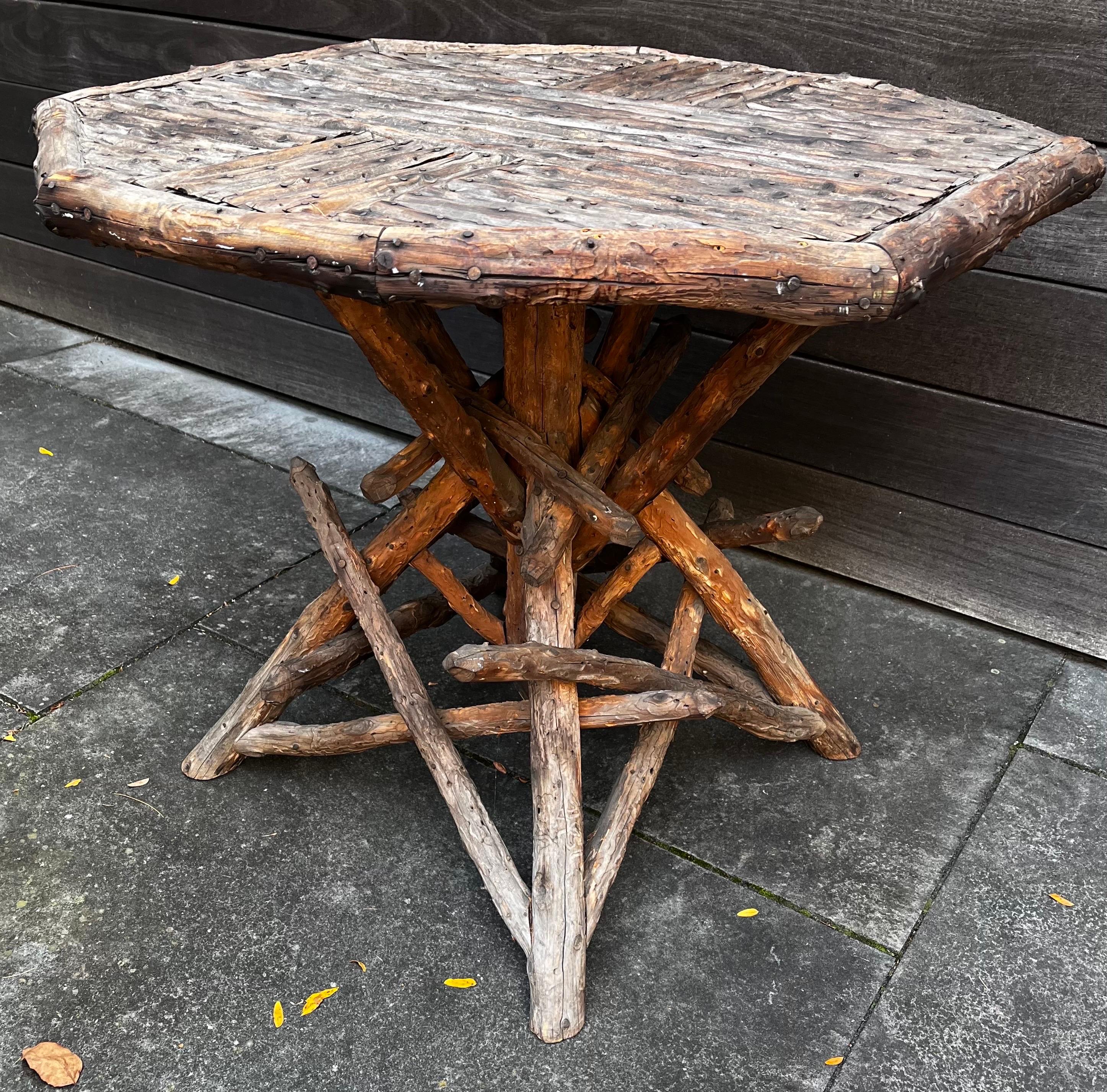 Table d'appoint American Adirondack Twig 
Forme octogonale 
Très rustique - Très folklorique

