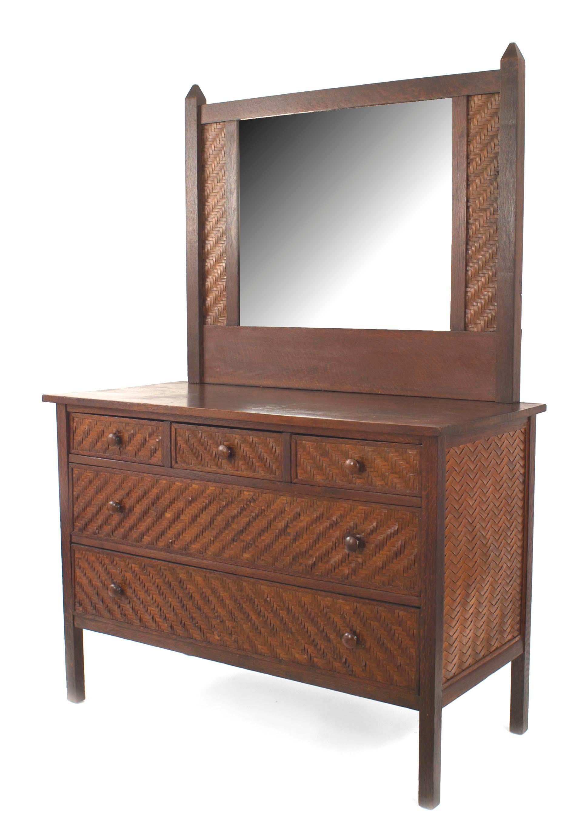 Commode rustique américaine en chêne teinté foncé avec miroir, 3 tiroirs et 2 grands tiroirs, côtés et garnitures en bois splint (Indian Splint Manufacturing Co) (Related items : 061006, 061007, 061007A)
