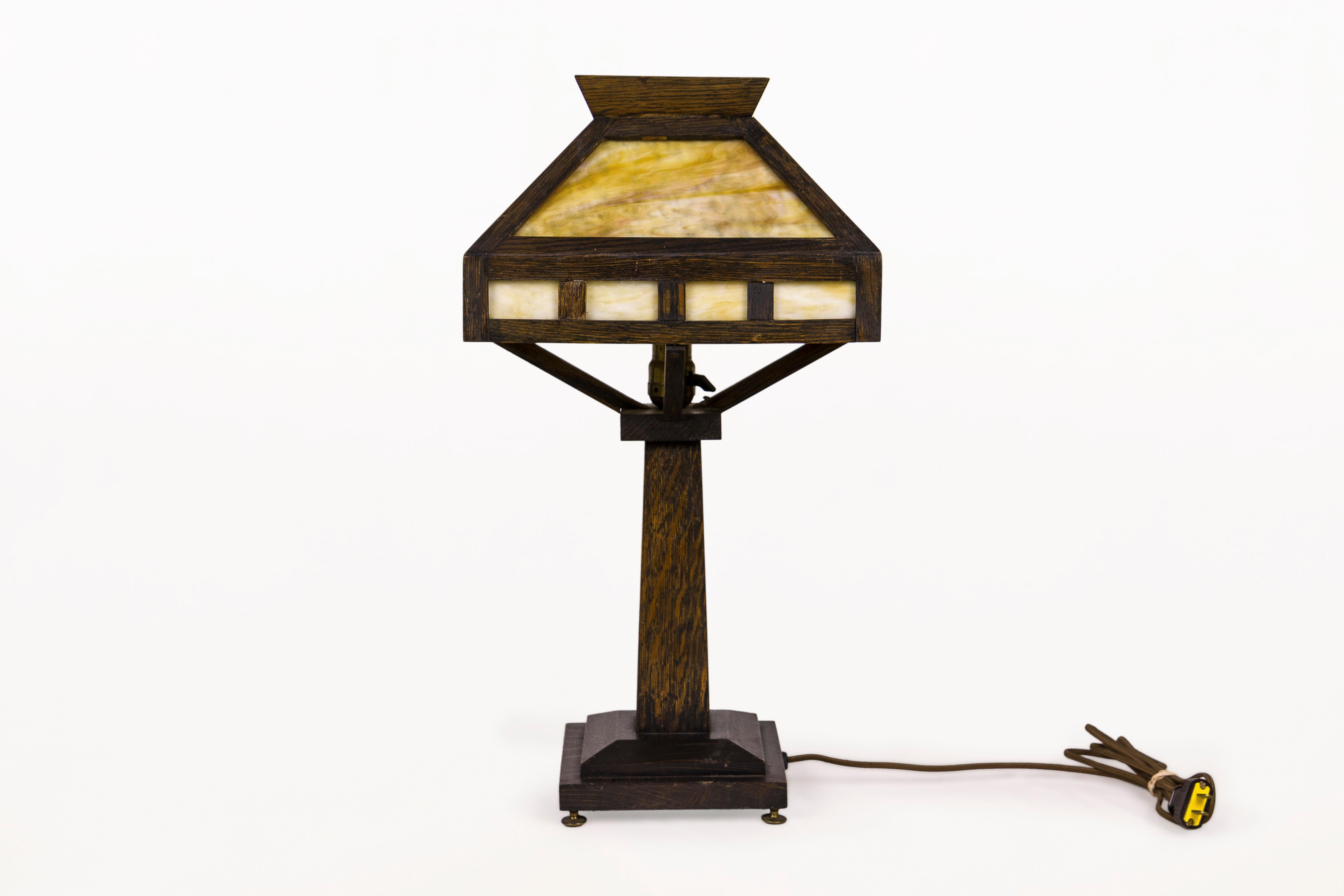 Mission Lampe de table en chêne de style mission rustique américaine:: circa 1920:: USA en vente