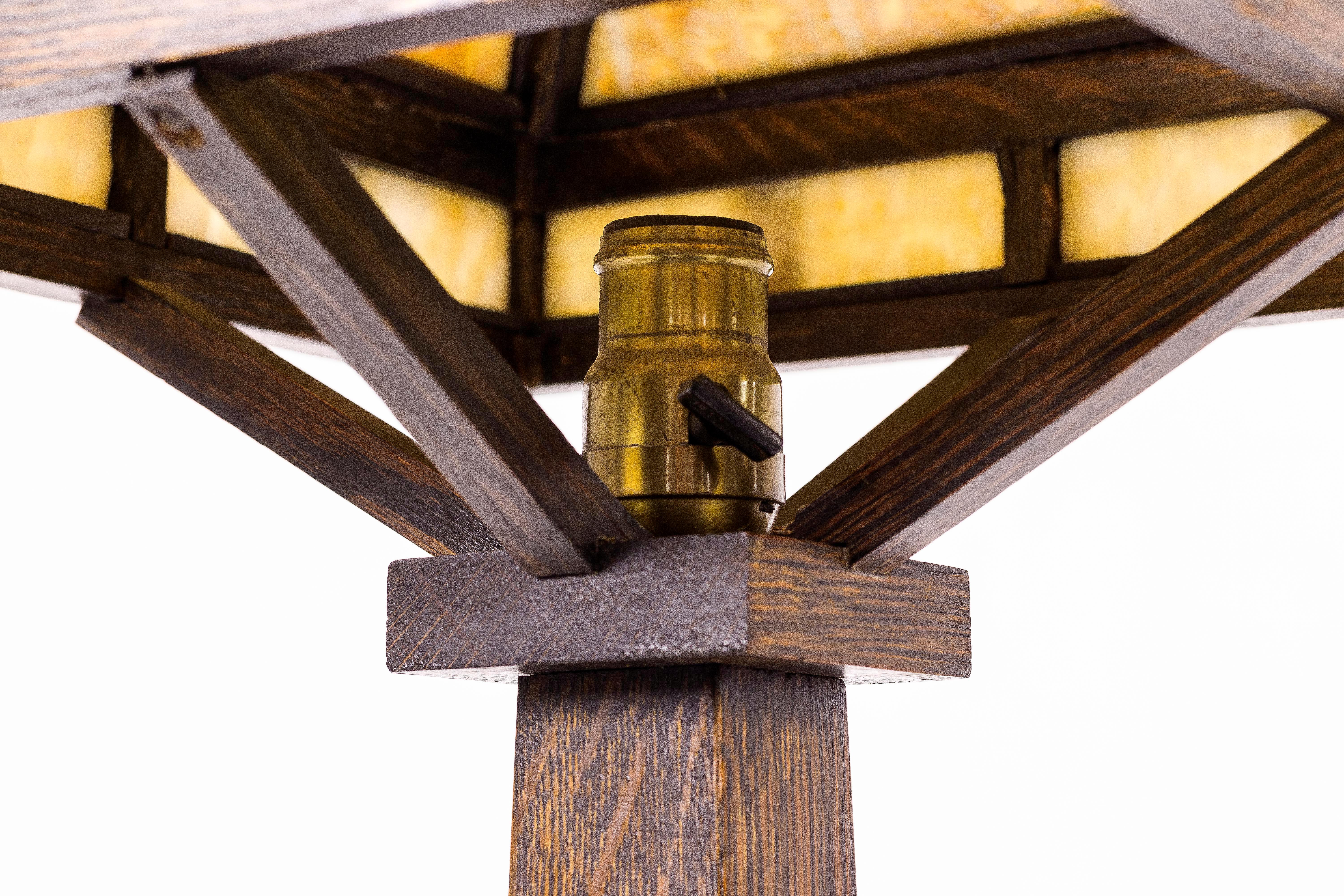 American Rustic Mission Style Oak Table Lamp, circa 1920, USA In Good Condition For Sale In Girona, Spain
