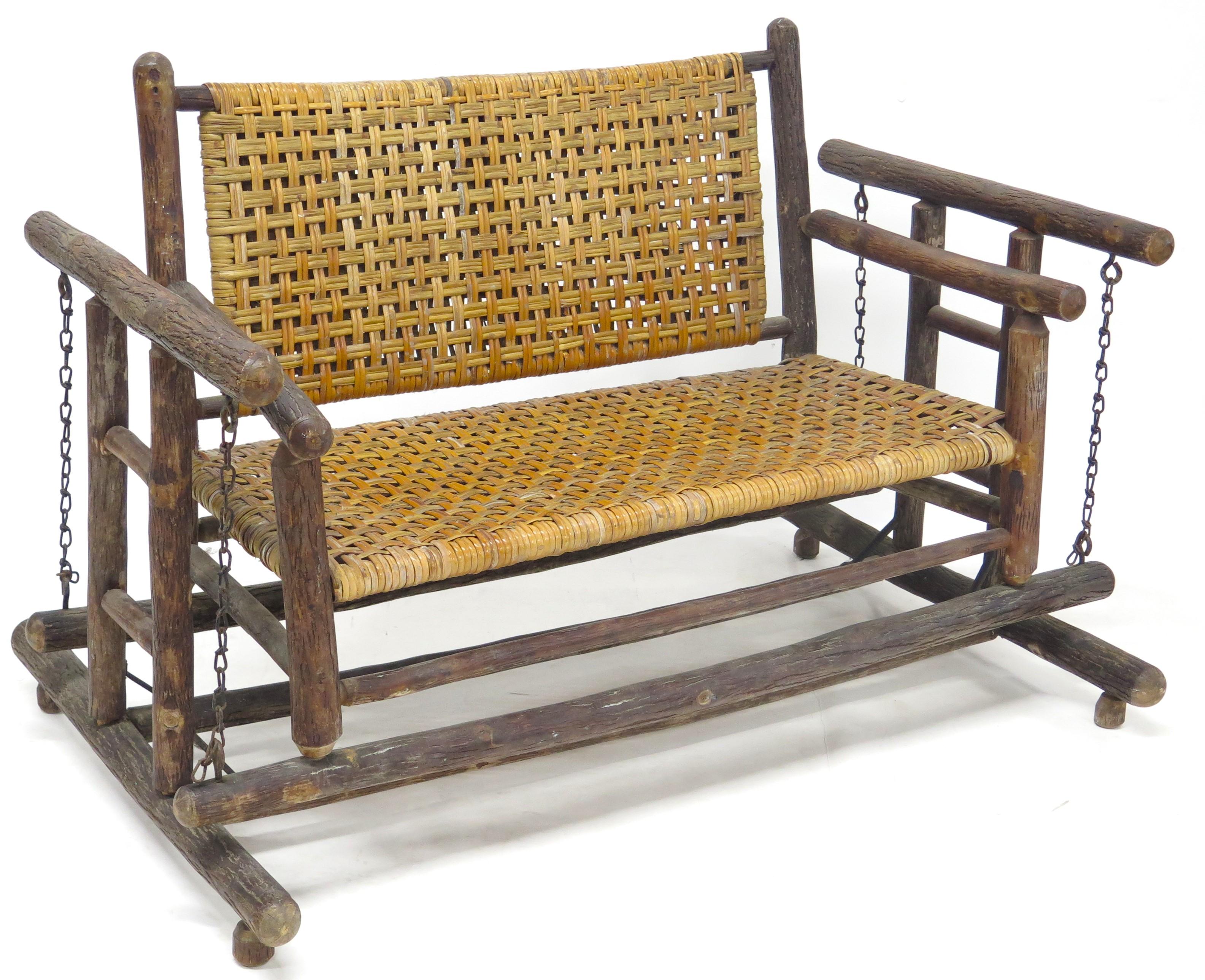 American Rustic Old Hickory Veranda Gleiter (Loveseat) mit gewebten rechteckigen Sitz und Rücken und durch Ketten aufgehängt.Vereinigte Staaten. 20. Jahrhundert