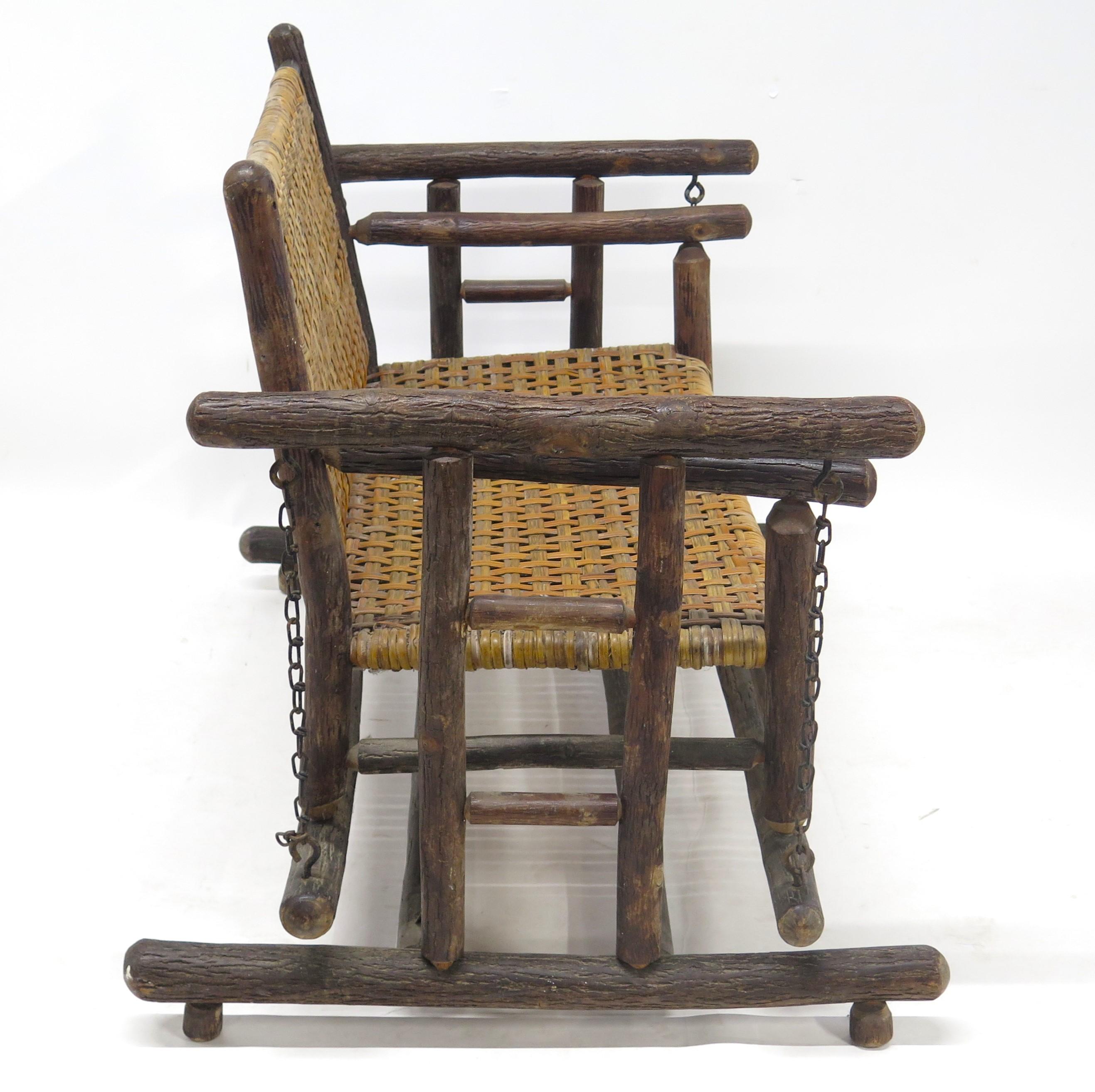 Amerikanischer rustikaler amerikanischer Old Hickory Porch Glider / Loveseat (Handgefertigt) im Angebot
