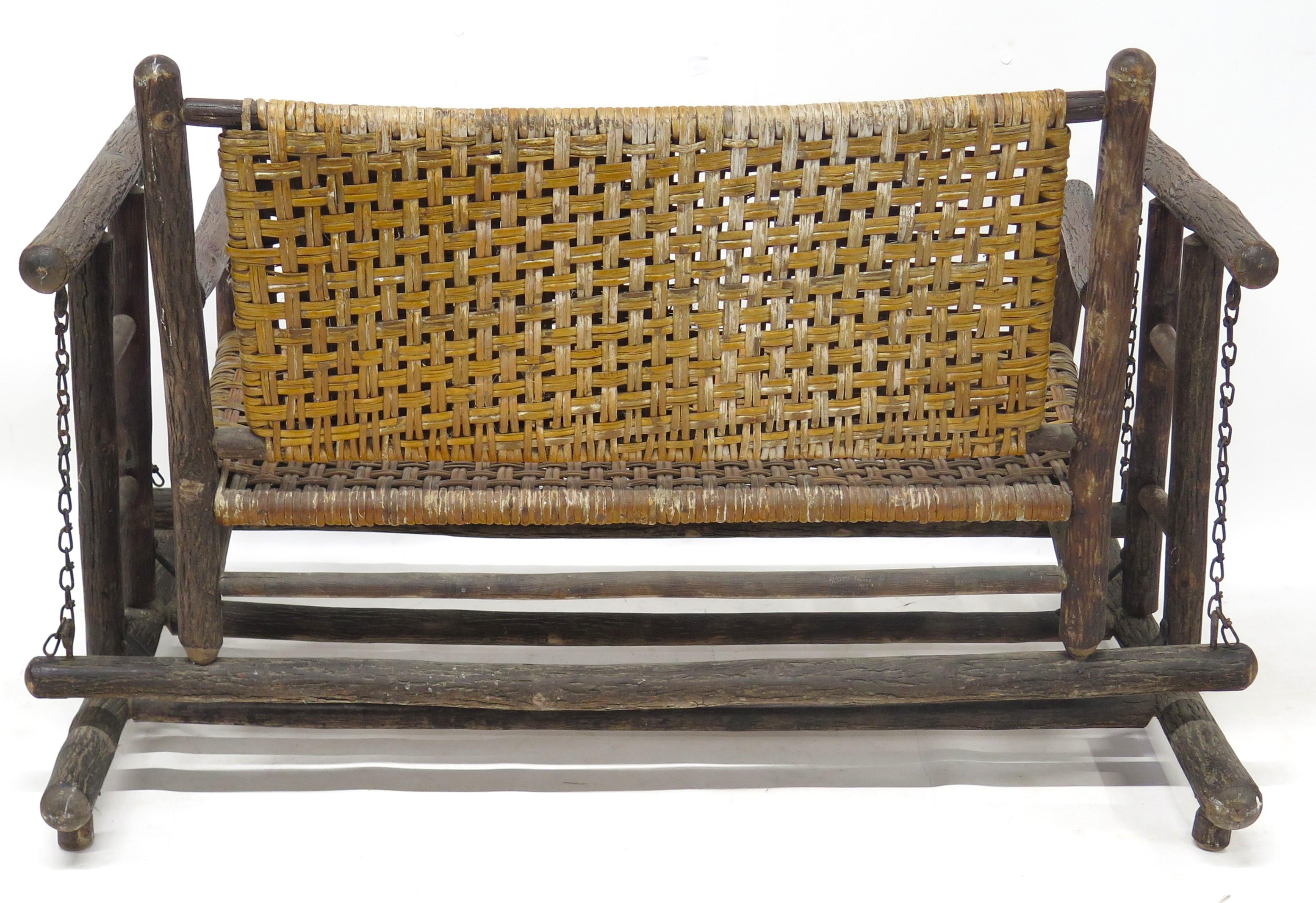 Amerikanischer rustikaler amerikanischer Old Hickory Porch Glider / Loveseat im Zustand „Gut“ im Angebot in Dallas, TX