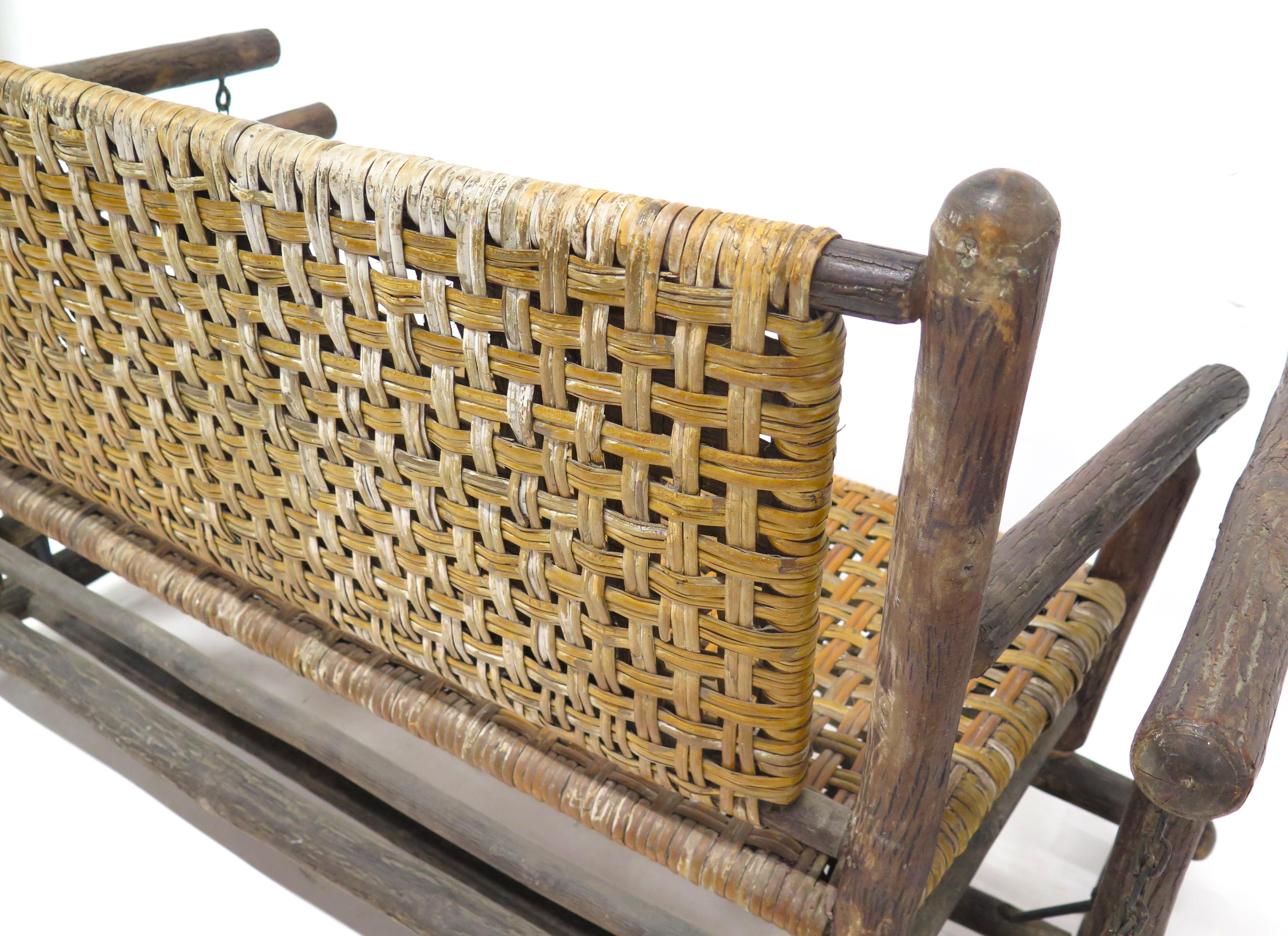 Amerikanischer rustikaler amerikanischer Old Hickory Porch Glider / Loveseat (20. Jahrhundert) im Angebot