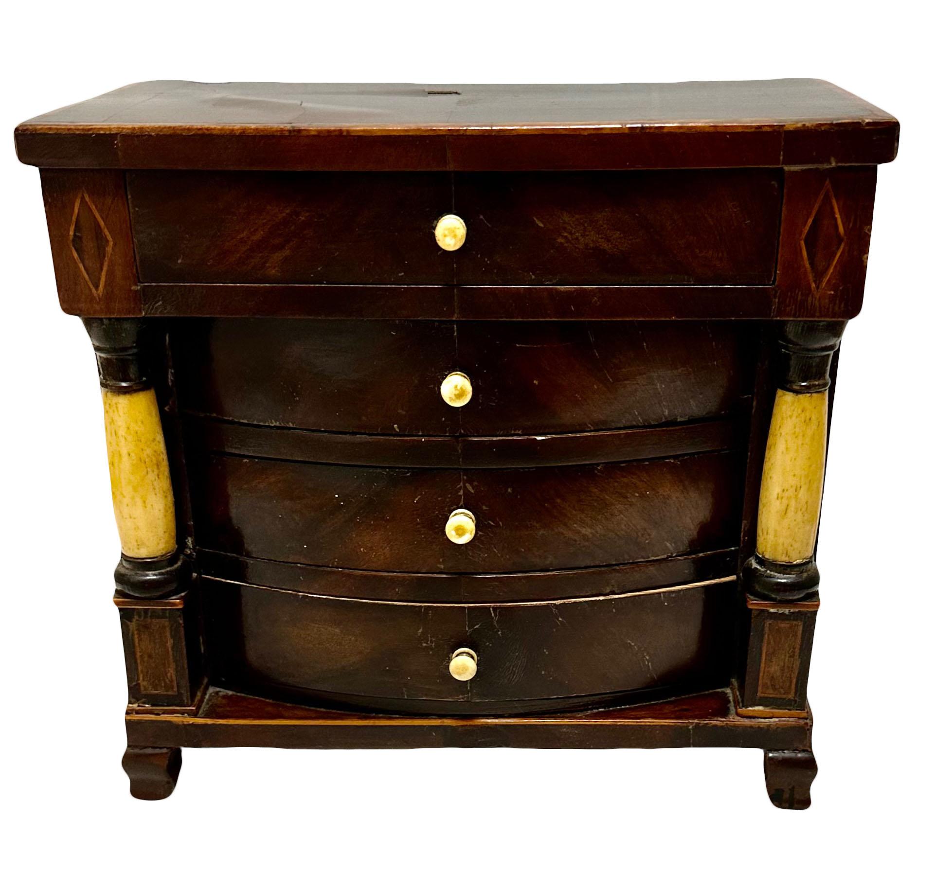 Questo meraviglioso campione di venditore è americano del 1800. Ha quattro cassetti, colonne in osso e un sottile intarsio su tutto il perimetro ed è molto grazioso.