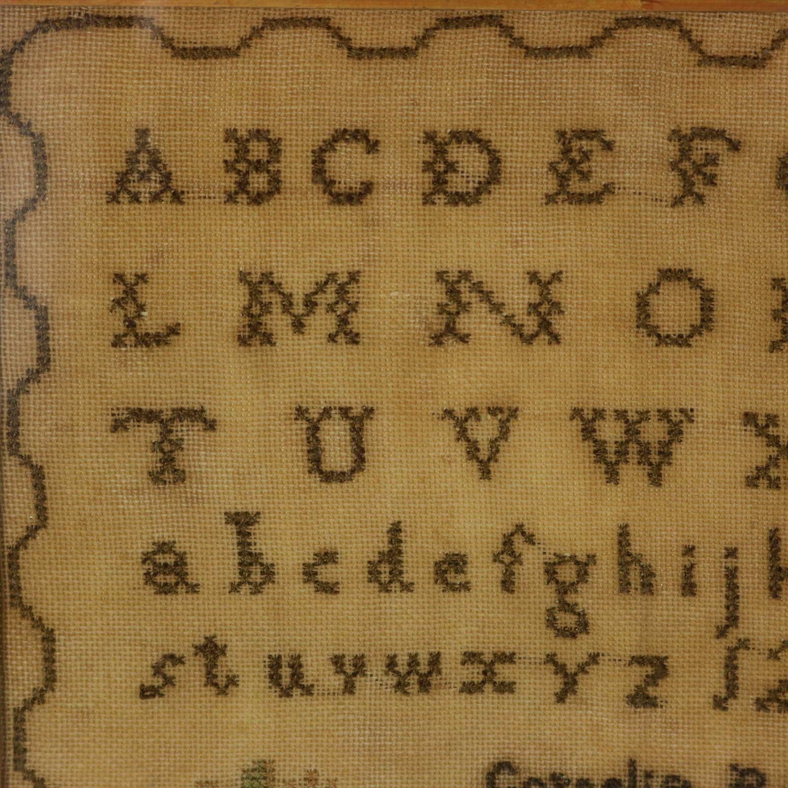 Campionario americano, 1840, di Cornelia Metford. Il sampler è lavorato con fili di seta su un fondo di lino, principalmente a punto croce. Bordo a linee semplici. Colori nero, marrone chiaro, marrone scuro e verde. Alfabeti A-Z in maiuscolo e