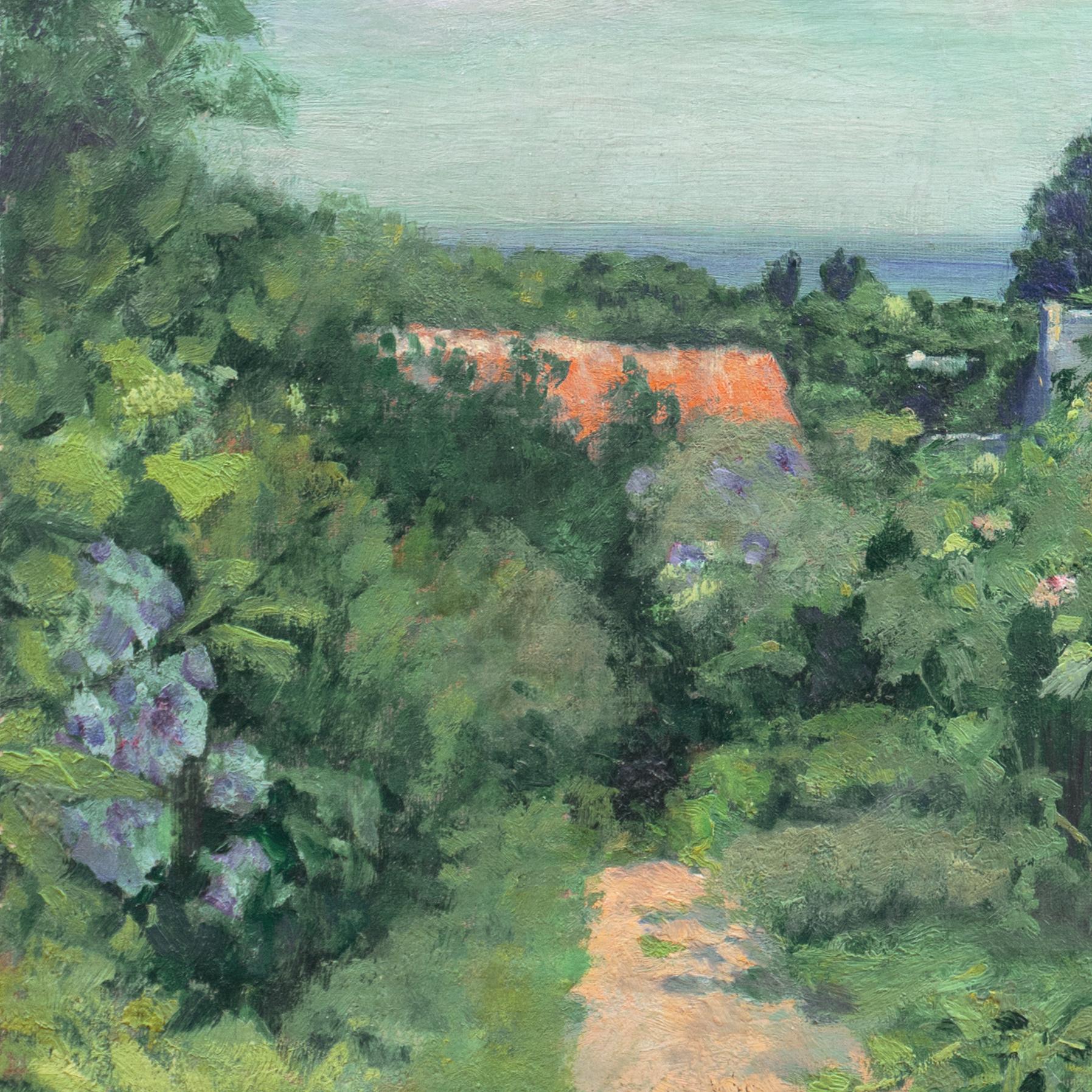 Paisaje al óleo de principios del siglo XX, de la Escuela Americana, que muestra un camino rural bordeado de rosales y hortensias que conduce a una casa de tejas rojas con vistas a un lejano mar azul.  Una obra bien compuesta y romántica de una mano