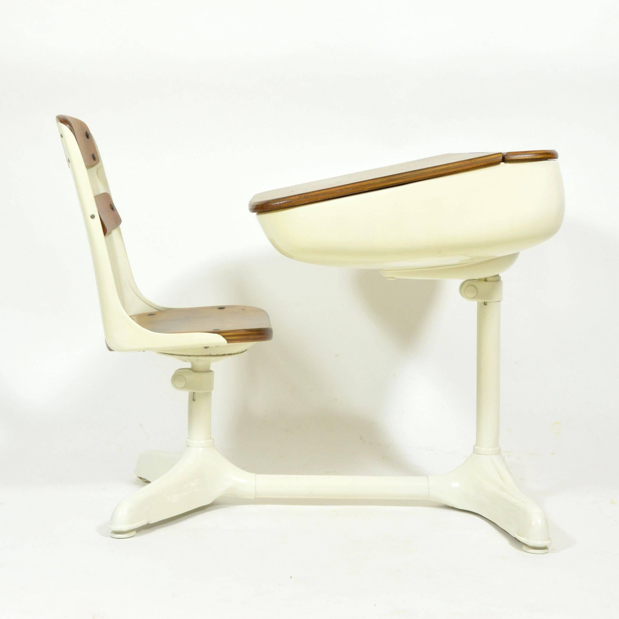 This little desk packs a lot of style. It's from the Envoy line, introduced in 1941. The goal was to produce a robust, comfortable offering that could be mass produced for the educational market - this one is for kindergarten to primary school