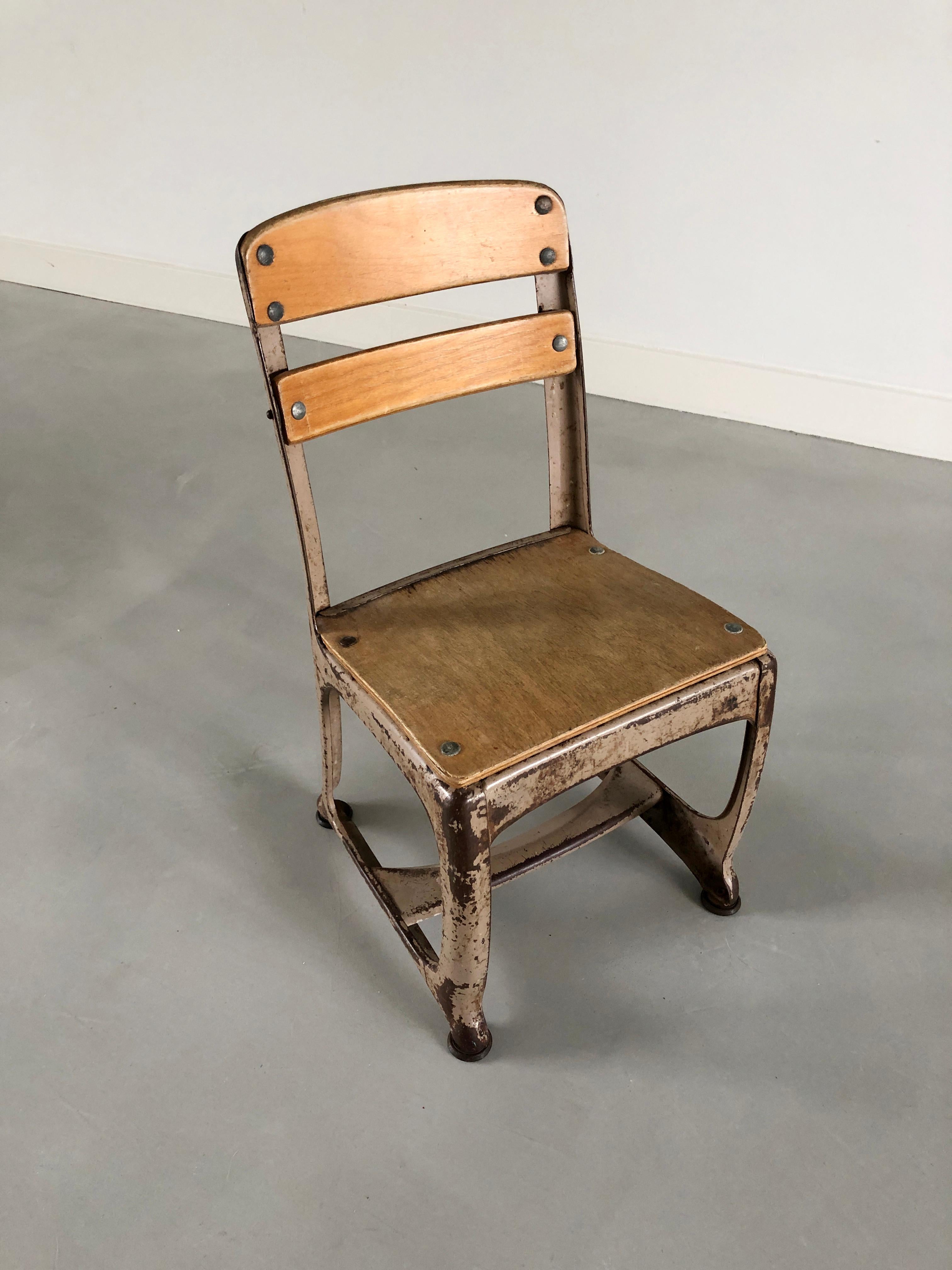 Très originale chaise d'enfant de style industriel de la société American Seating Company Of Grand Rapids, Michigan USA - No.11 - Model 368 - 
D-PATENT 126710 estampillé sur le devant - tampon de la société sous le siège.
La conception et le