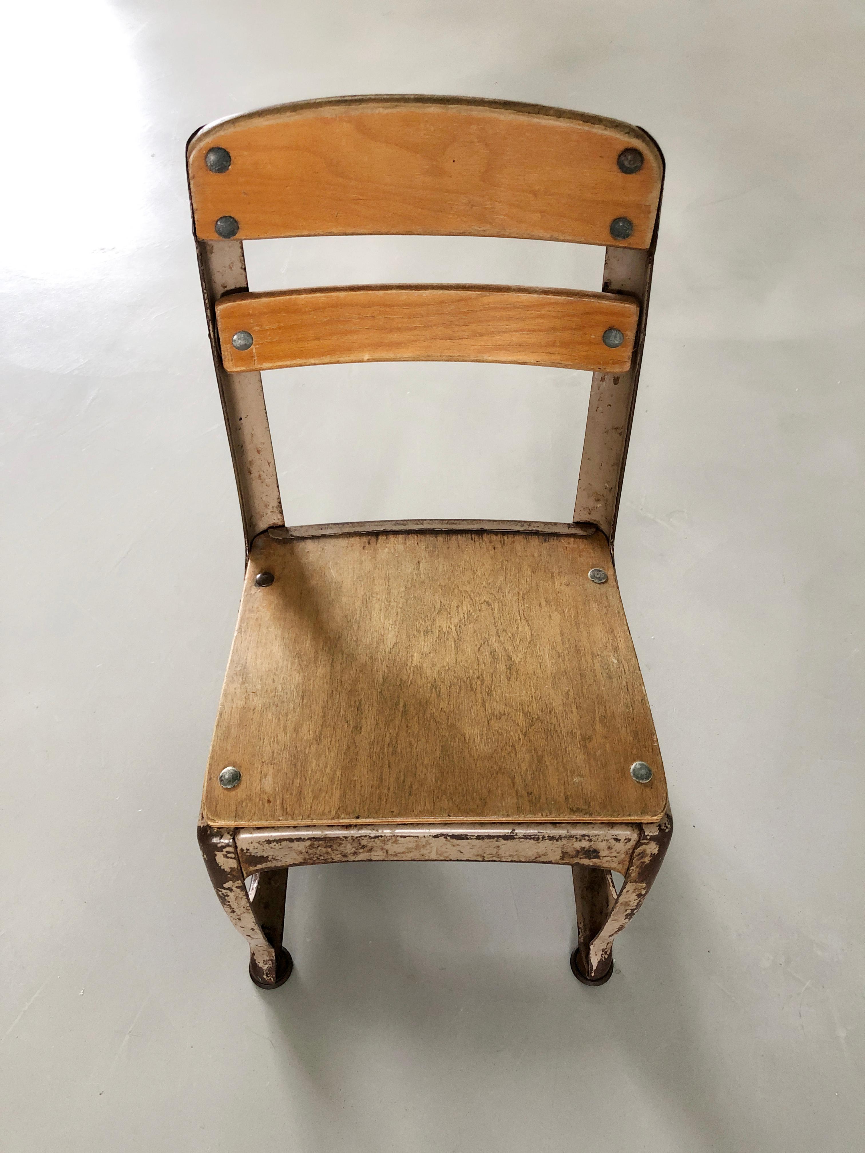 American Seating Envoy No.11 Childs Chair 1940's In Good Condition For Sale In EINDHOVEN, NL