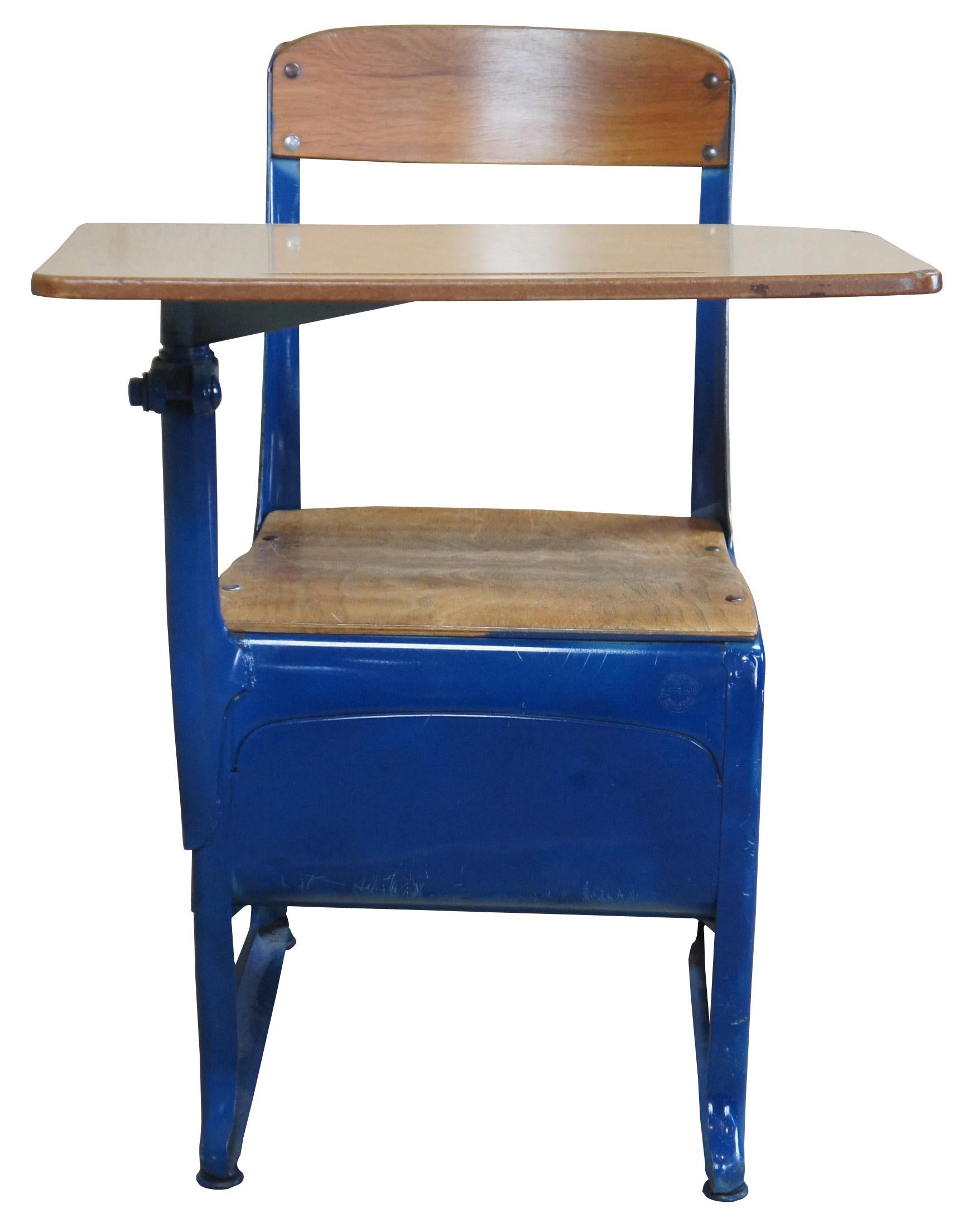 Mid century students desk by American Seating Company of Grand Rapids Michigan. Envoy Line, circa 1940s. Made in USA.

Measures: Desk height (adjustable) 28