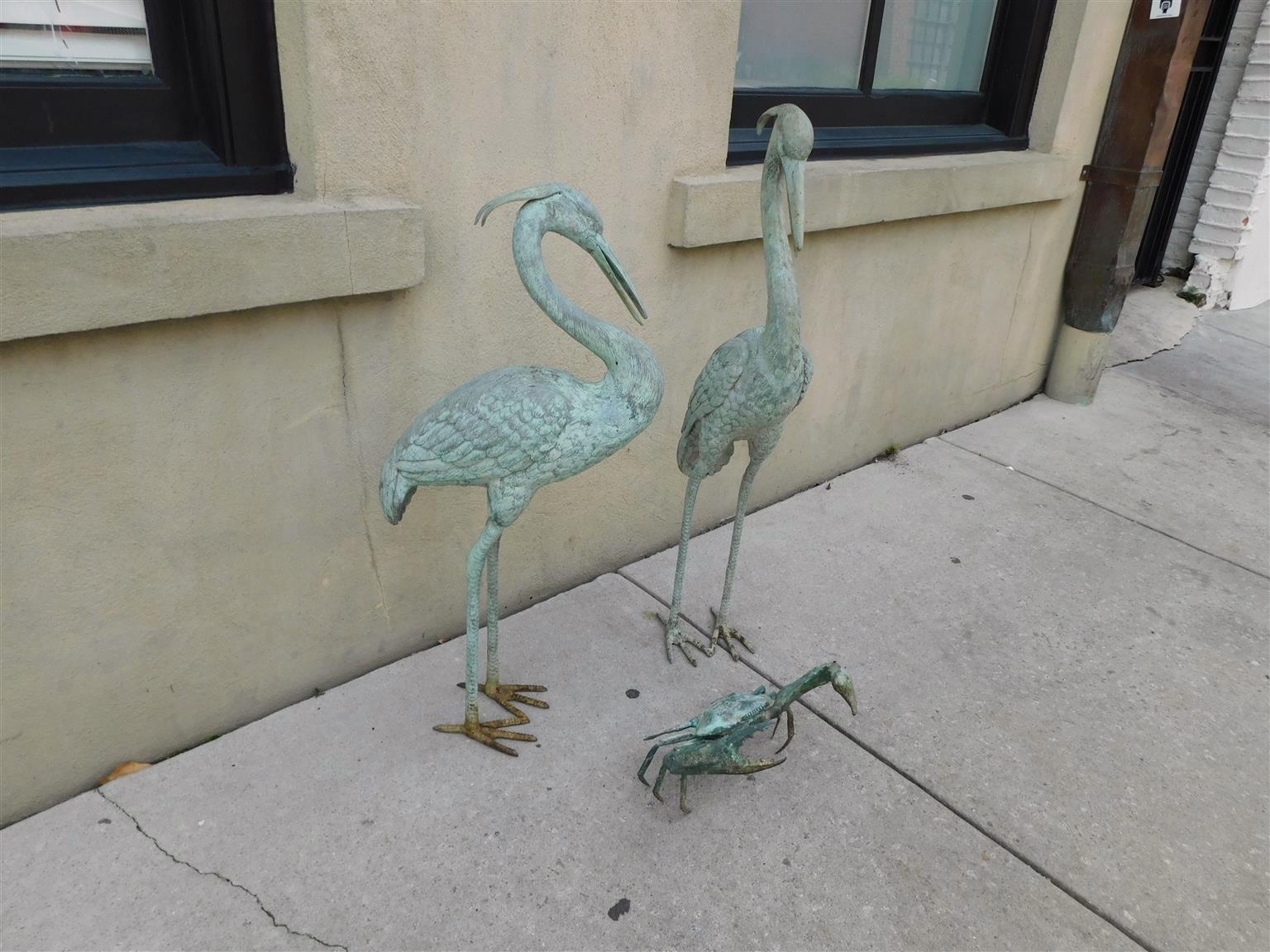 Set di tre esemplari americani - Coppia di gru in piedi in bronzo e singolo granchio blu, ornamenti da giardino, fine XIX secolo