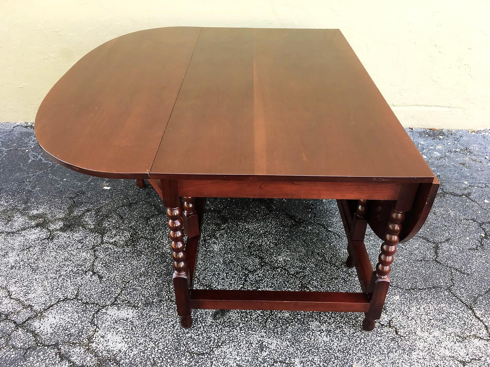 American Sheraton Cherry Acanthus Carved Drop-Leaf Table, circa 1820 In Good Condition For Sale In Miami, FL