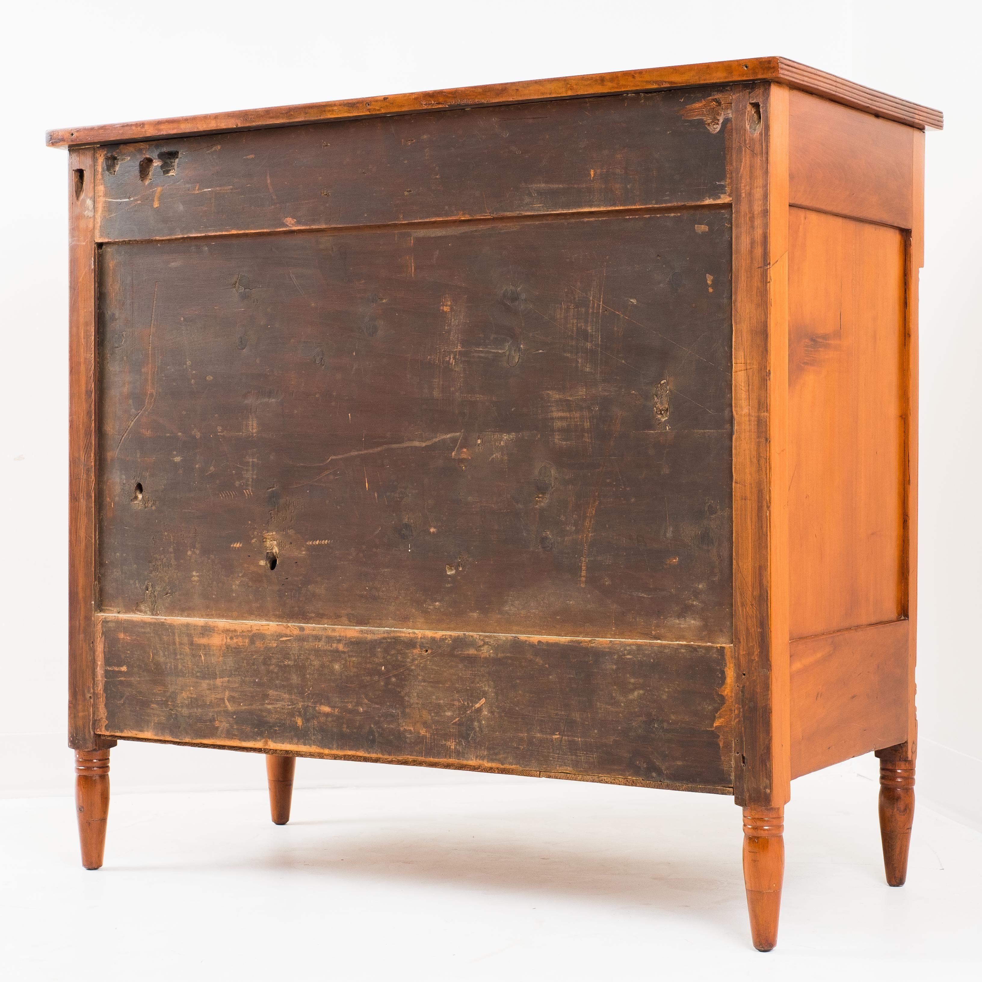 Début du XIXe siècle Commode américaine à quatre tiroirs en cerisier Sheraton et érable bouclé à façade en arc de cercle, 1815 en vente