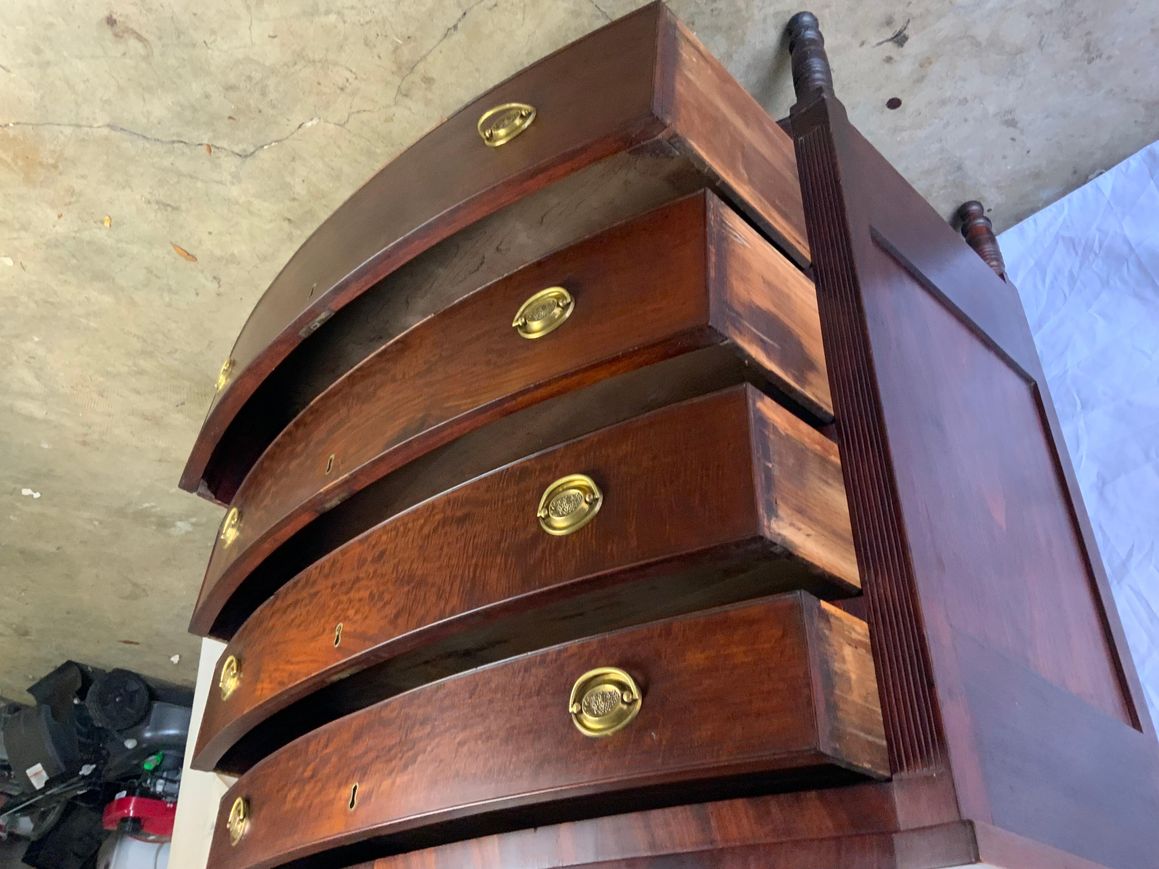 American Bow Front Sheraton Chest In Good Condition For Sale In Bradenton, FL