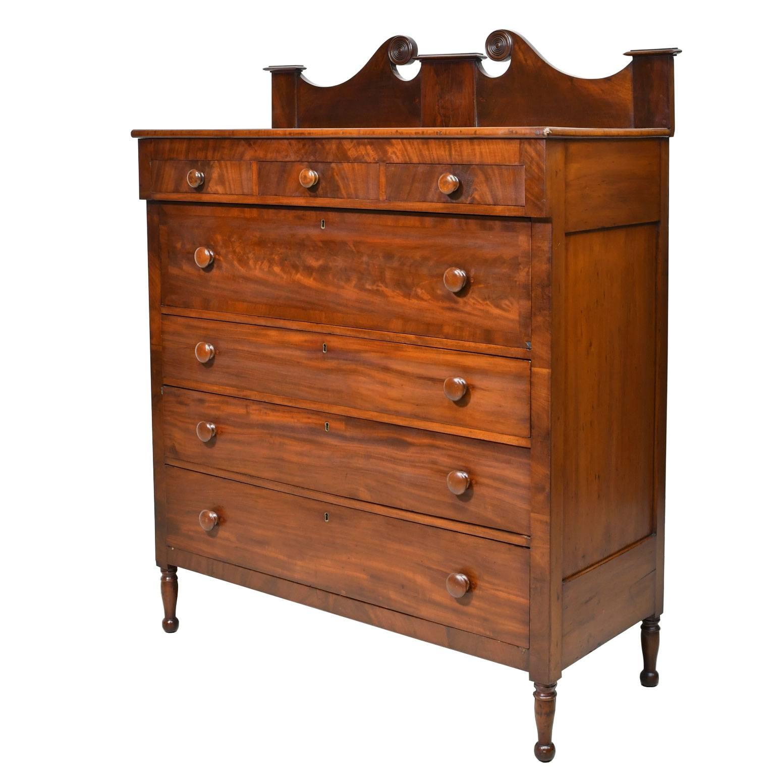 Turned American Sheraton Chest of Drawers in Mahogany, circa 1815
