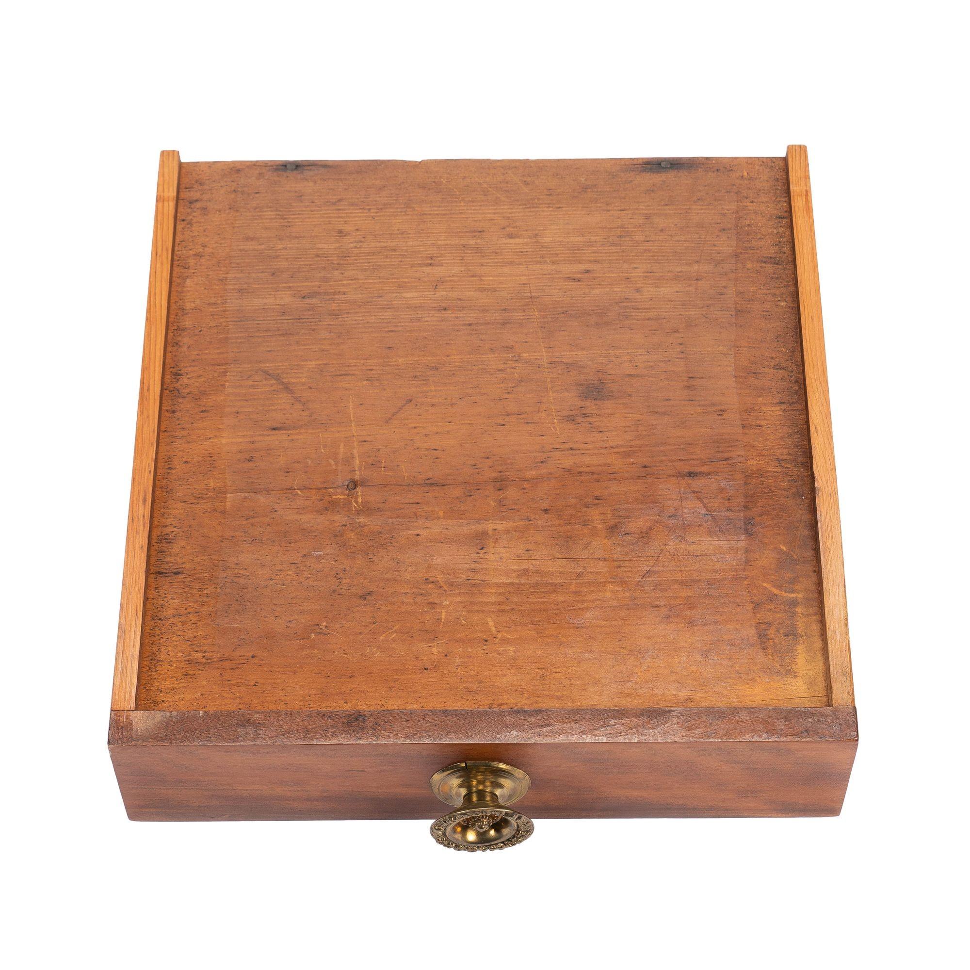 Stand à un tiroir en bois de cerisier frisé Sheraton américain, 1820 en vente 10
