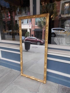 Amerikanischer amerikanischer Sheraton-Wandspiegel aus vergoldetem, geschnitztem Holz mit Blumen und Medaillon, um 1820