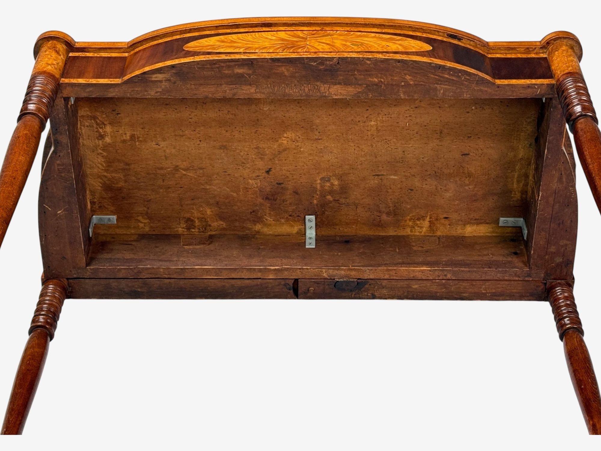 Table à cartes Sheraton, acajou, bois de tulipier, incrustation de serpentine, États-Unis, 1810 en vente 5