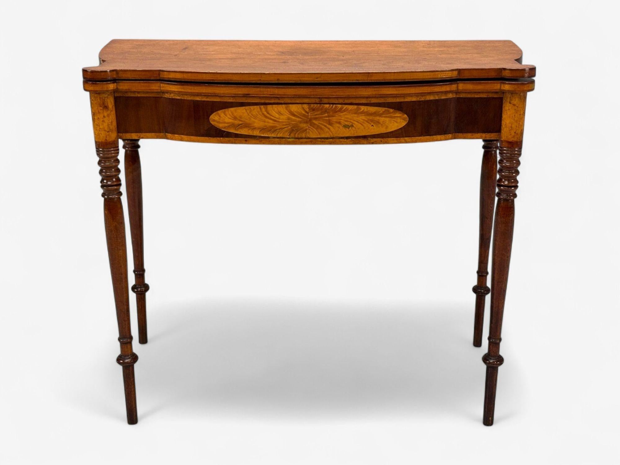 Américain Table à cartes Sheraton, acajou, bois de tulipier, incrustation de serpentine, États-Unis, 1810 en vente