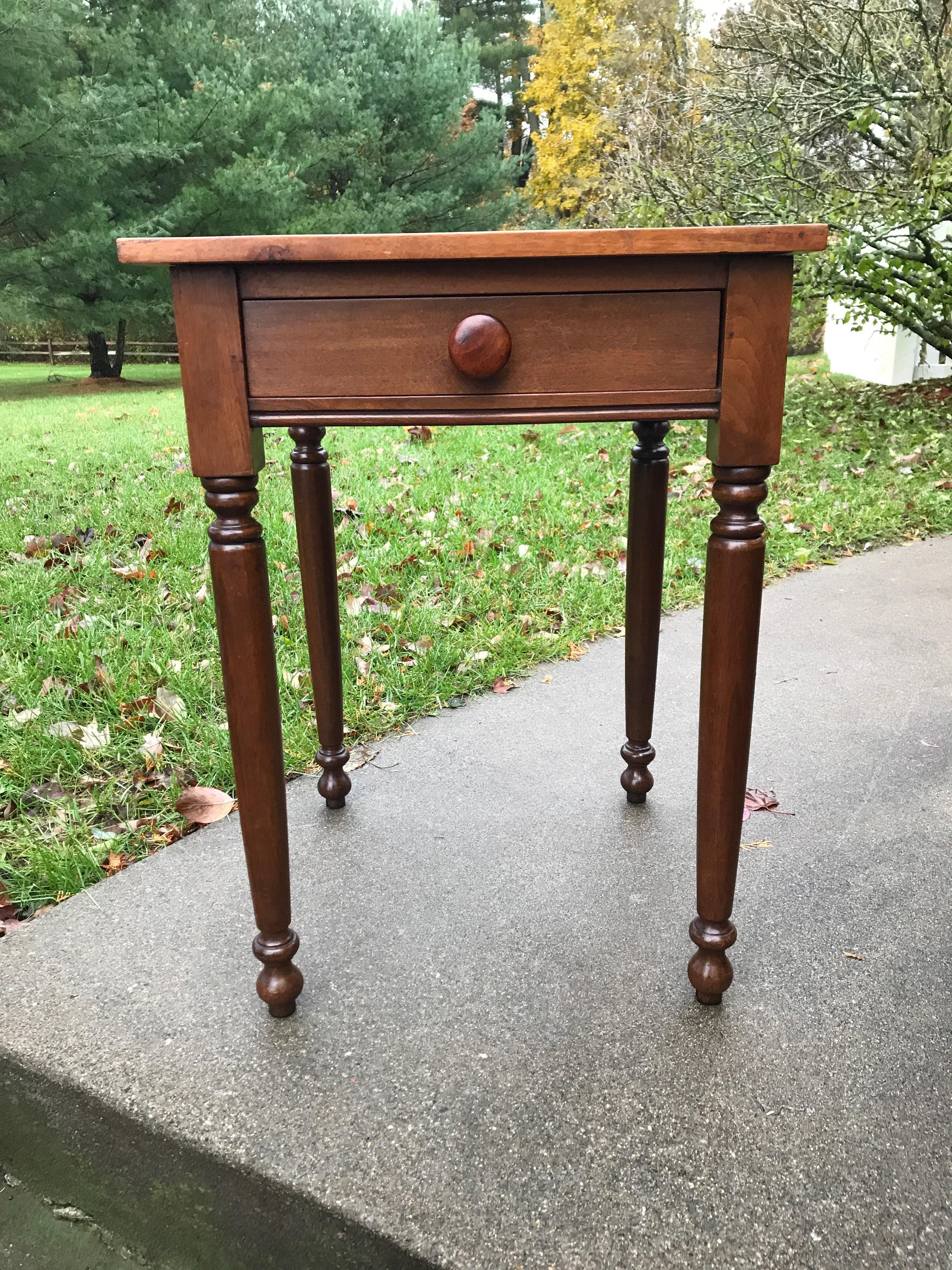 American Sheraton one drawer stand in walnut. circa 1820, Concord, Ma
Dovetailed drawer, wooden knob pull. Measures: 21